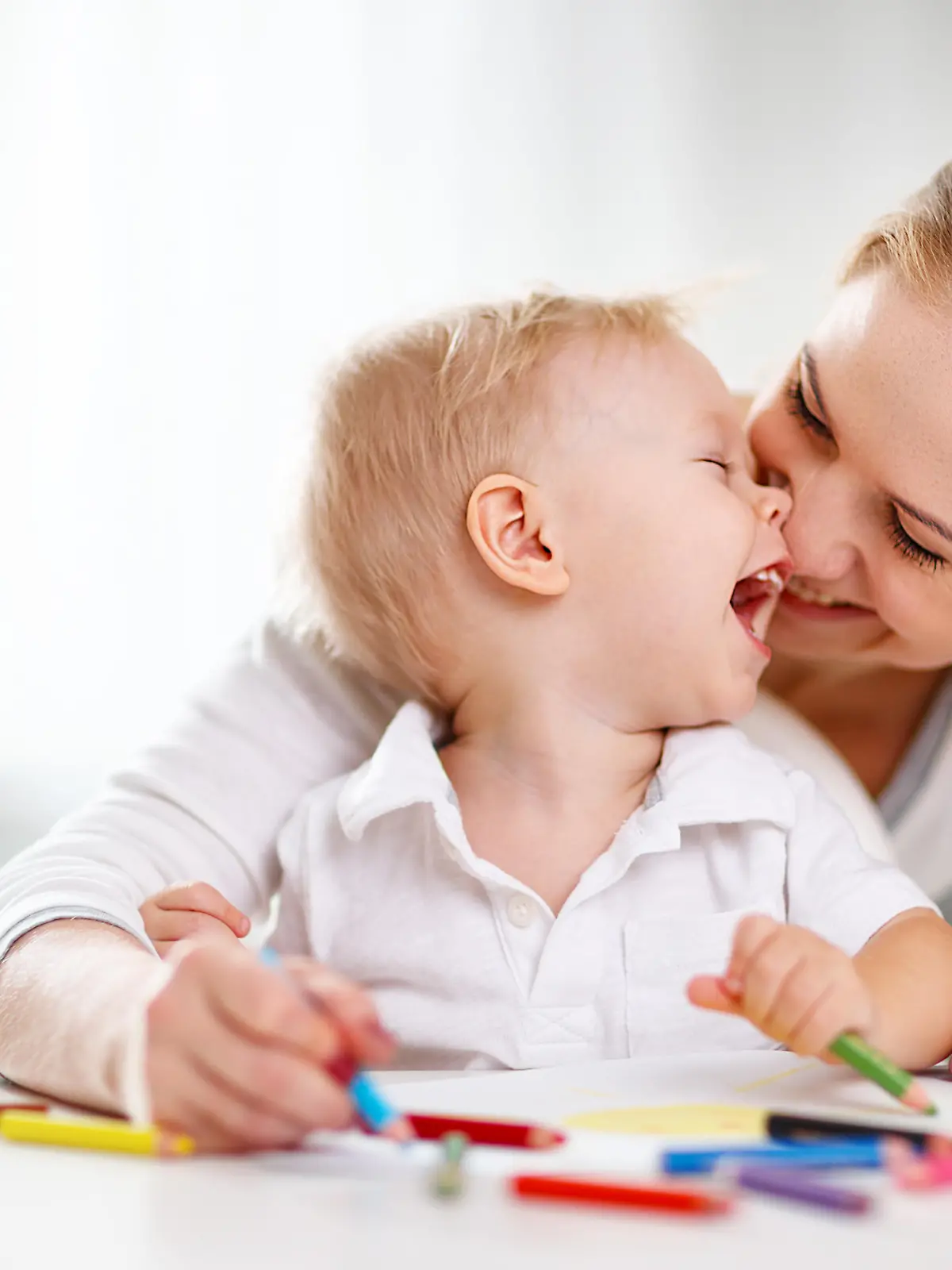 Mutter und Baby spielen