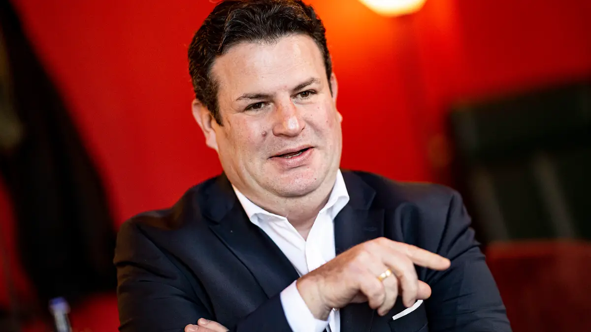 PRODUKTION - 05.01.2023, Brandenburg, Potsdam: Hubertus Heil (SPD), Bundesminister für Arbeit und Soziales, sitzt bei einem dpa-Interview im Café «Heider». (zu dpa "Heil zieht positive erste Bilanz zum Bürgergeld" und "Heil: Auszahlungen des Bürgergelds laufen «reibungslos»") Foto: Fabian Sommer/dpa +++ dpa-Bildfunk +++