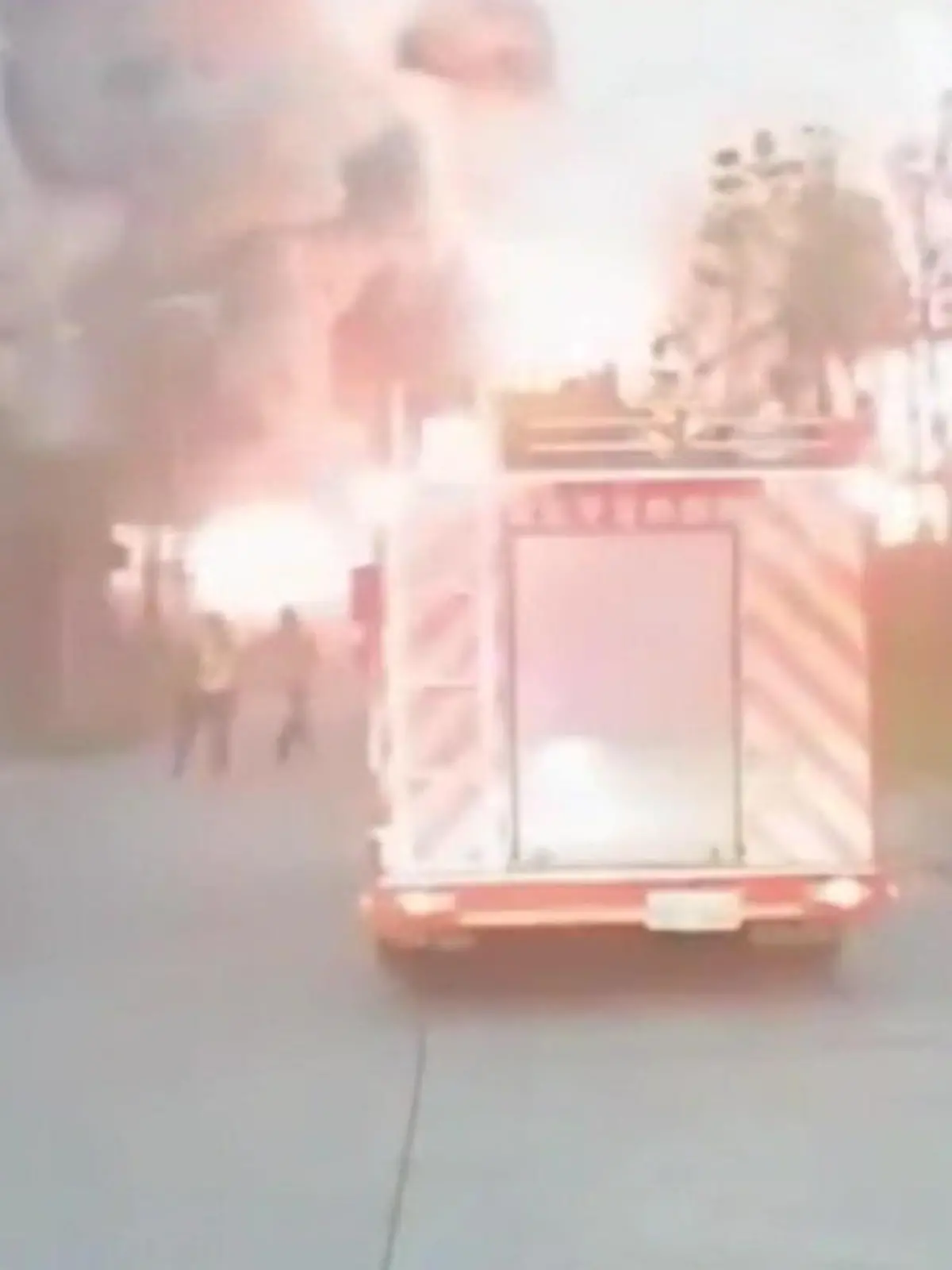 Bild zu: "Explosion in Batterie-Lager! Mitarbeiter fliehen vor Inferno – 15 Verletzte "