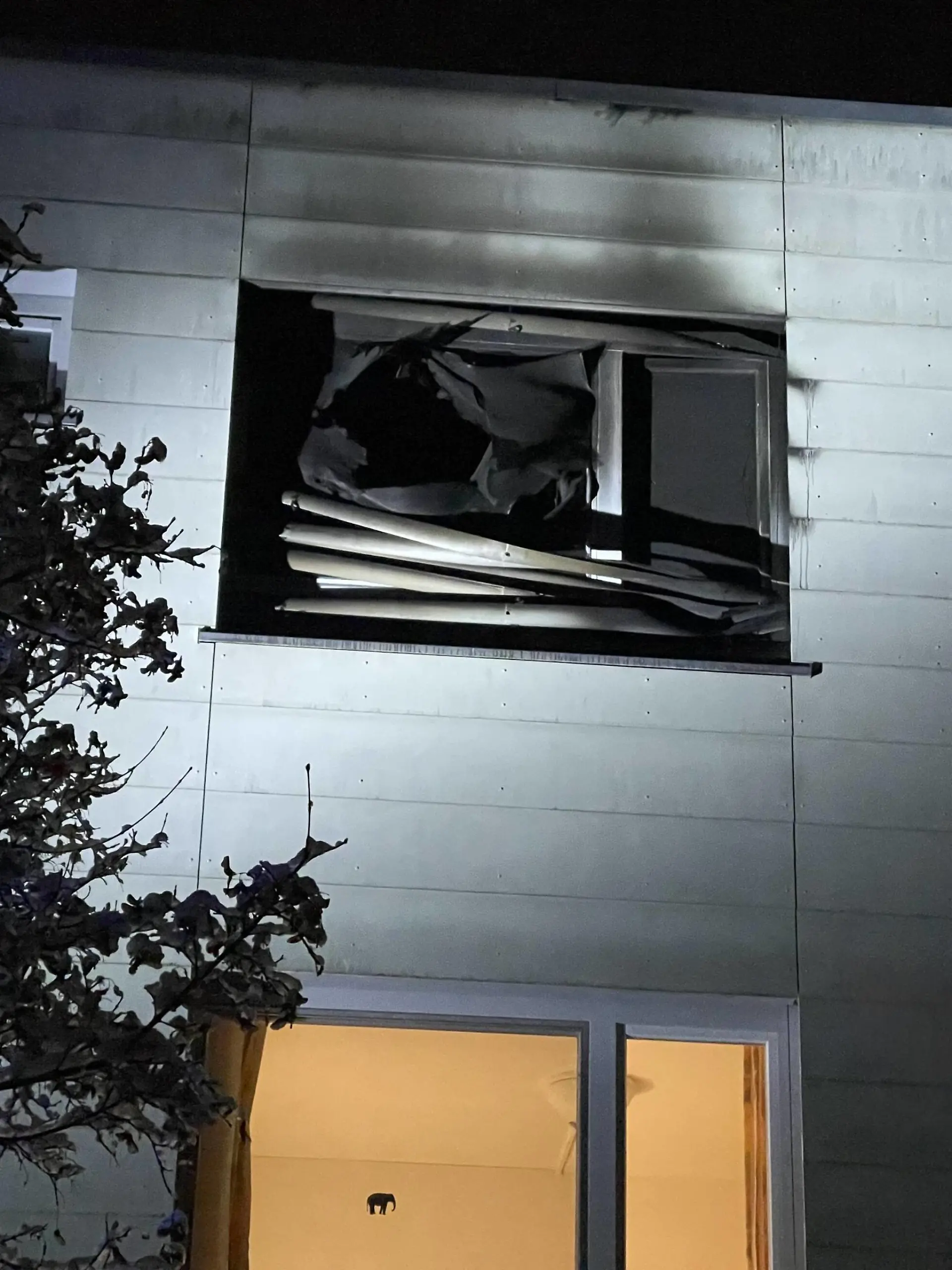 7aIMG: 0124246 REUTLINGEN (BW, bei Stuttgart) In einem Pflegeheim in Reutlingen ist es am Dienstagabend zu einem Brand gekommen. Es kam zu mehreren Toten und zahlreichen Schwer- und Leichtverletzten. Die Feuerwehr und Rettungsdienst ist derzeit im Großeinsatz. Es soll sich um ein Pflegeheim für psychisch Kranke handeln. Weitere Informationen folgen.Baden-Württemberg, 72762 Reutlingen, Deutschland  Fotograf: 7aktuell.de/ Adomat 7aID:34641