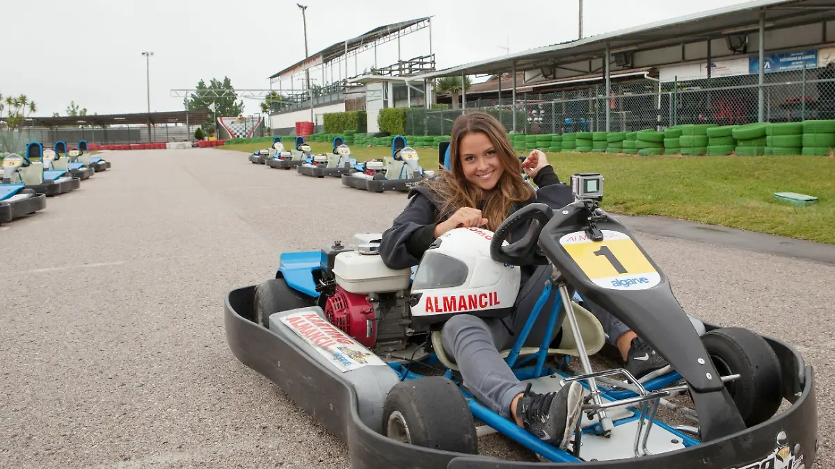 Pole-Position für die Bachelorette! Und das nicht nur beim Kartrennen. Verwendung der Bilder für Online-Medien ausschließlich mit folgender Verlinkung: 'Alle Infos zu 'Die Bachelorette' im Special bei RTL.de: http://www.rtl.de/cms/sendungen/show/die-bachelorette.html