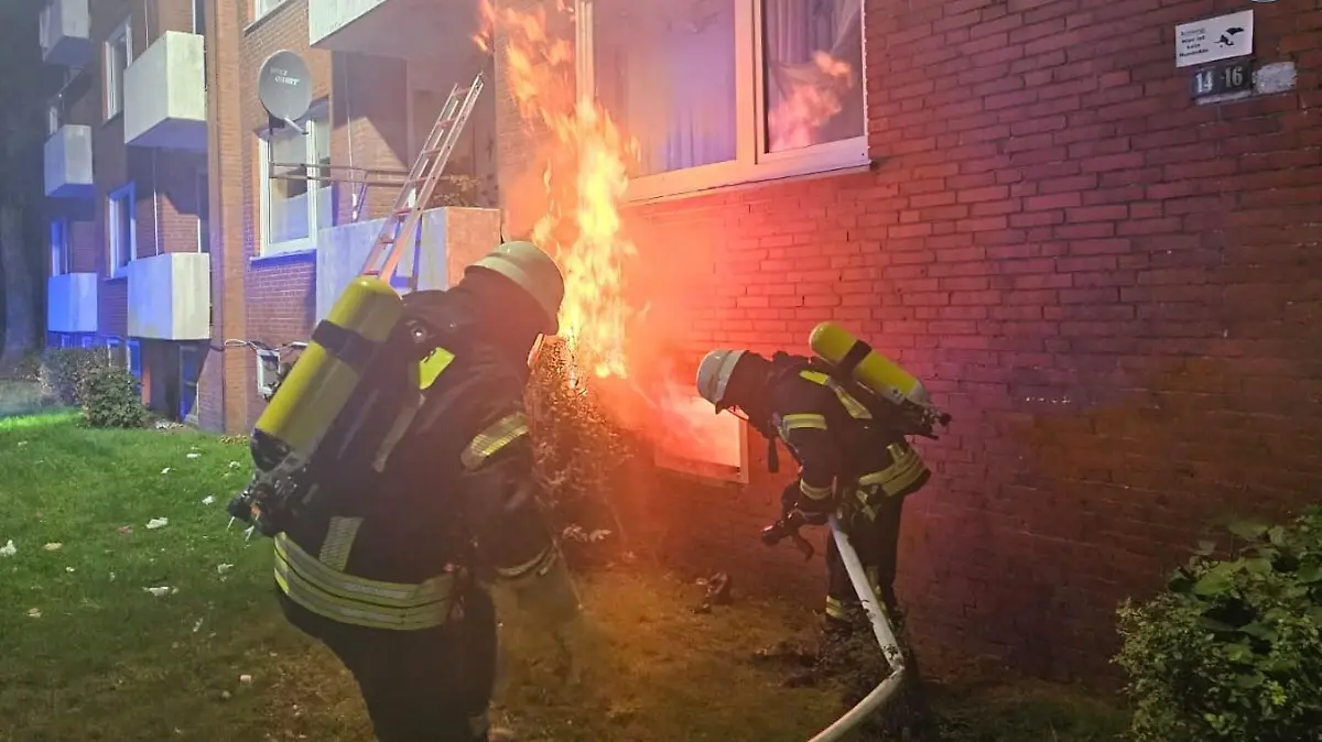 Für die Feuerwehr ist es inzwischen zur Routine geworden: Sie müssen Kellerbrände löschen und Bewohner evakuieren, wie hier in der Nacht zum 29. August.