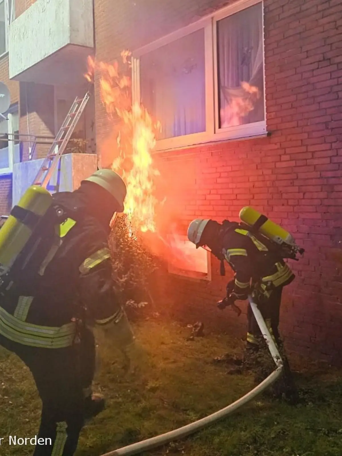 Für die Feuerwehr ist es inzwischen zur Routine geworden: Sie müssen Kellerbrände löschen und Bewohner evakuieren, wie hier in der Nacht zum 29. August.