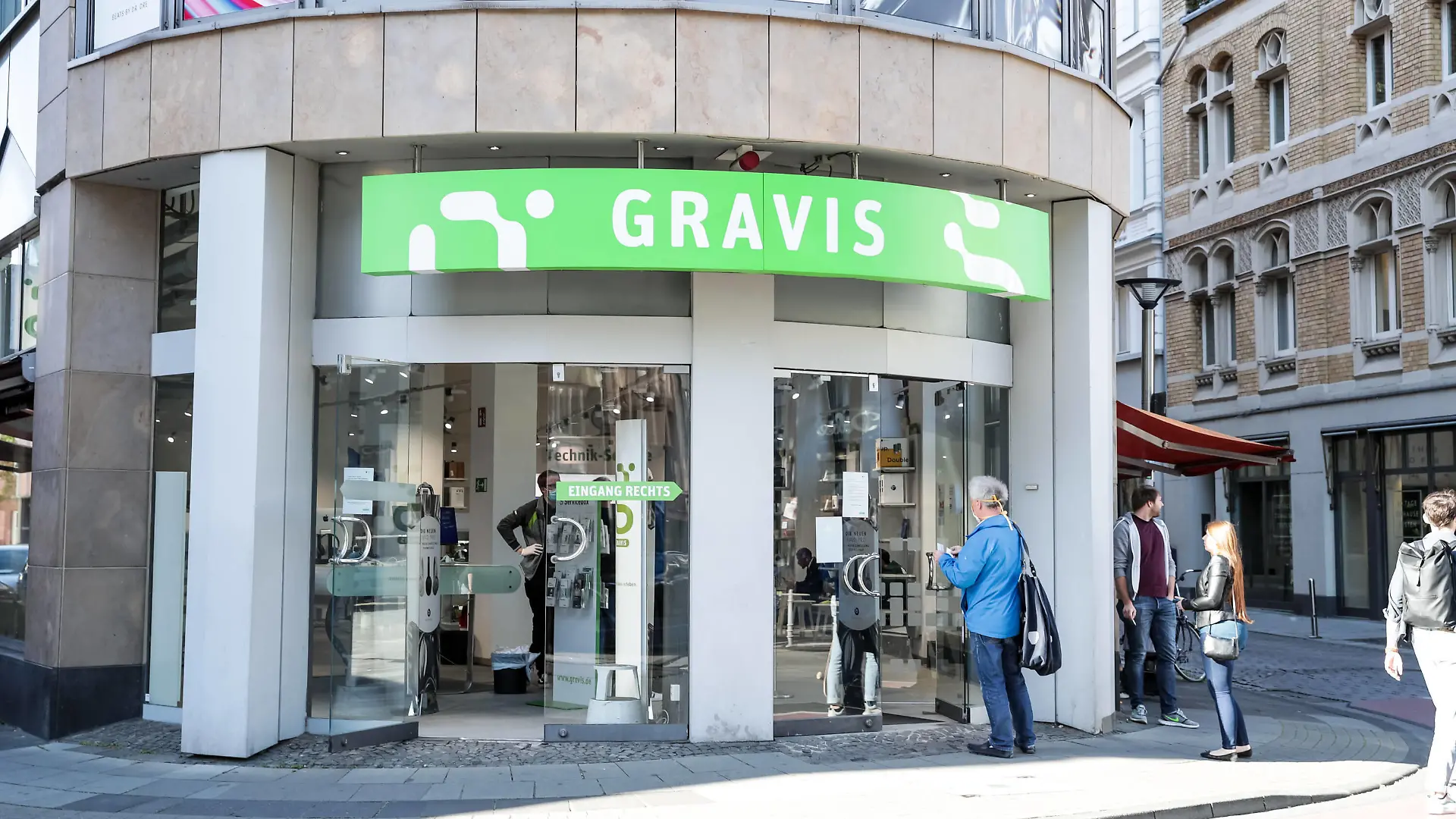 Koelner Innenstadt 20.04.2020 Bei Gravis bilden sich ebenfalls deutliche Schlangen. Die Koelner Innenstadt am ersten Tag nach Lockerung der Covid-19-Beschraenkungen. Koeln Innenstadt NRW Deutschland *** Cologne city centre 20 04 2020 At Gravis, clear queues are also forming The Cologne city centre on the first day after the Covid 19 restrictions were relaxed Cologne city centre NRW Germany Copyright: xBEAUTIFULxSPORTS/Wunderlx