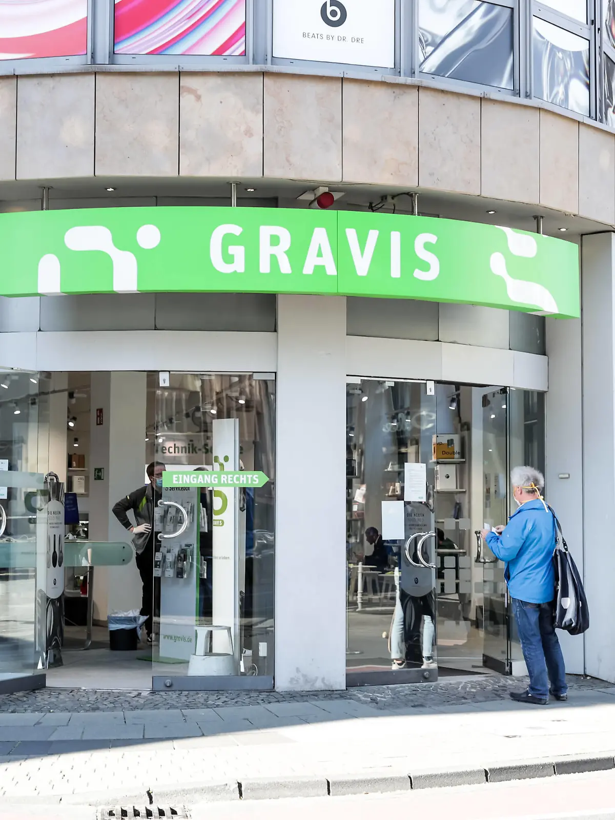  Koelner Innenstadt 20.04.2020 Bei Gravis bilden sich ebenfalls deutliche Schlangen. Die Koelner Innenstadt am ersten Tag nach Lockerung der Covid-19-Beschraenkungen. Koeln Innenstadt NRW Deutschland *** Cologne city centre 20 04 2020 At Gravis, clear queues are also forming The Cologne city centre on the first day after the Covid 19 restrictions were relaxed Cologne city centre NRW Germany Copyright: xBEAUTIFULxSPORTS/Wunderlx