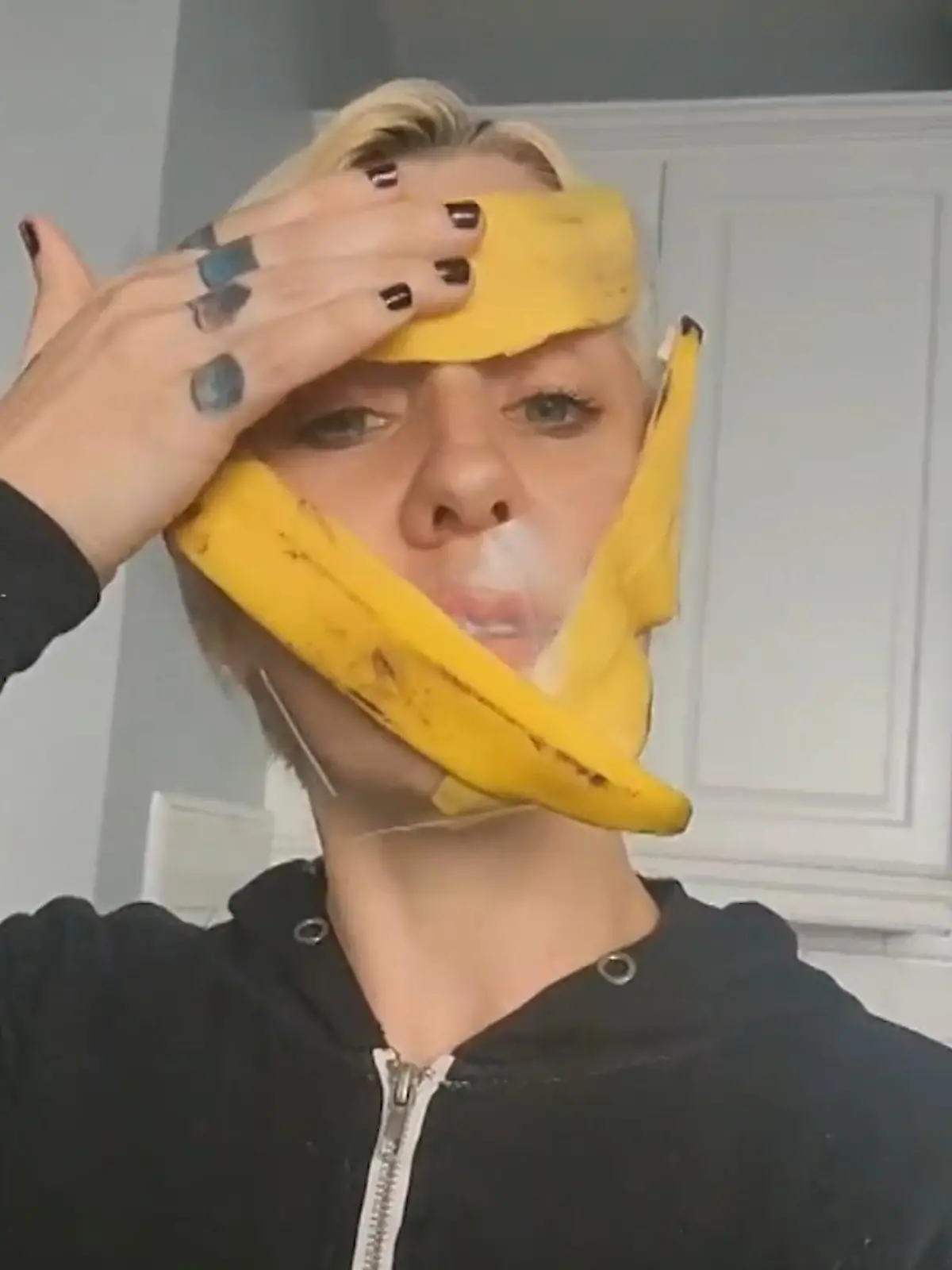 Auf Tiktok gehen derzeit mehrere Videos viral, wie sich Menschen Bananenschalen ins Gesicht schmieren. Doch was soll das bewirken? Anscheinend eine Menge! Denn sie sind überzeugt davon, dass Bananenschalen denselben Effekt wie Botox erzielen können und das Gesicht zum strahlen bringen.