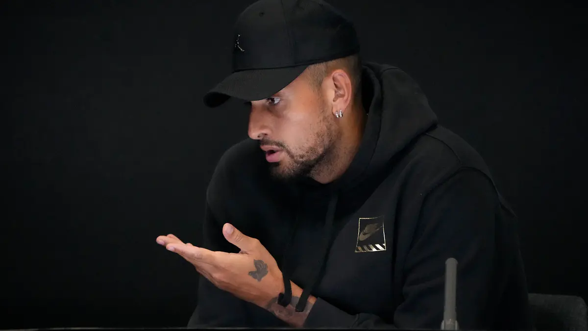 16.01.2023, Australien, Melbourne: Der Australier Nick Kyrgios reagiert, als er auf einer Pressekonferenz seinen Rücktritt von den Australian Open wegen einer Knieverletzung bekannt gibt. Foto: Mark Baker/AP/dpa +++ dpa-Bildfunk +++