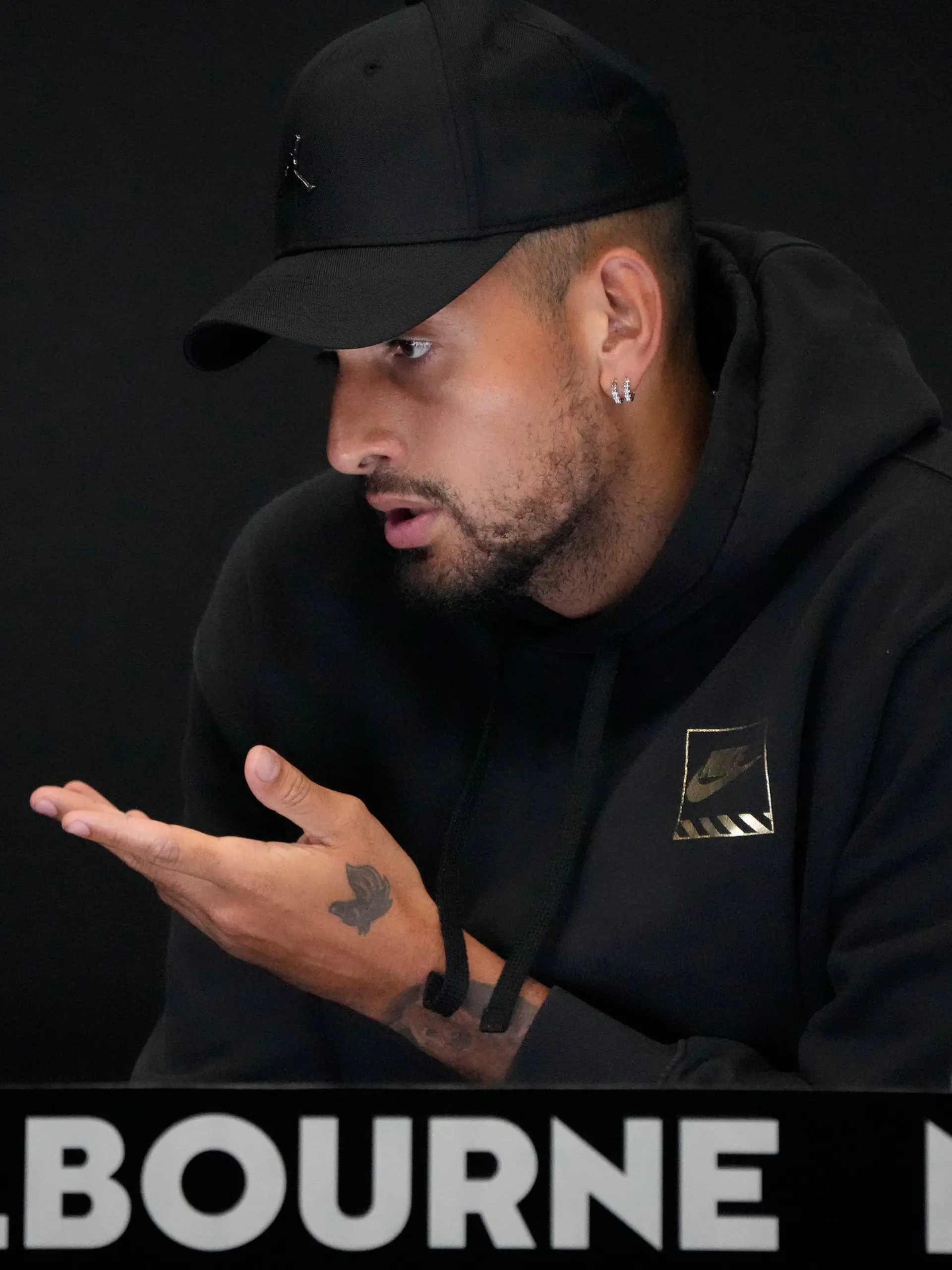 16.01.2023, Australien, Melbourne: Der Australier Nick Kyrgios reagiert, als er auf einer Pressekonferenz seinen Rücktritt von den Australian Open wegen einer Knieverletzung bekannt gibt. Foto: Mark Baker/AP/dpa +++ dpa-Bildfunk +++