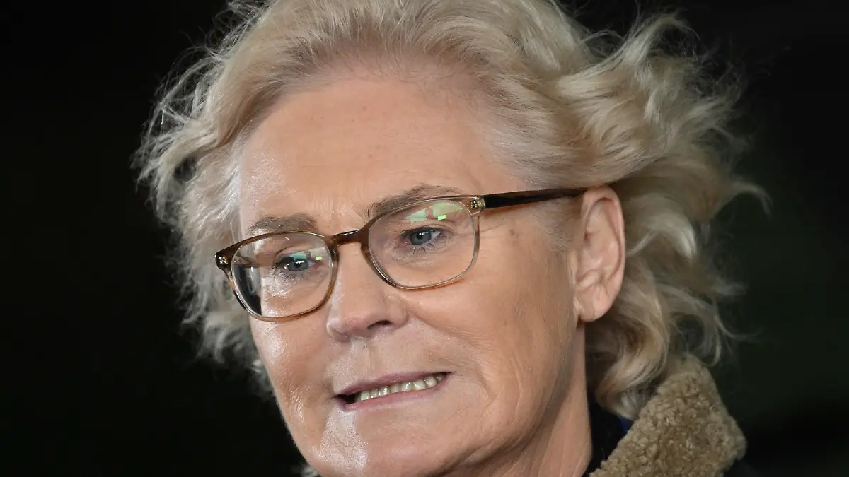 ARCHIV - 12.01.2023, Sachsen, Marienberg: Christine Lambrecht (SPD), Bundesministerin der Verteidigung steht beim Besuch des Panzergrenadierbataillons 371 in der der Erzgebirgskaserne und spricht zu Journalisten. Foto: Robert Michael/dpa +++ dpa-Bildfunk +++
