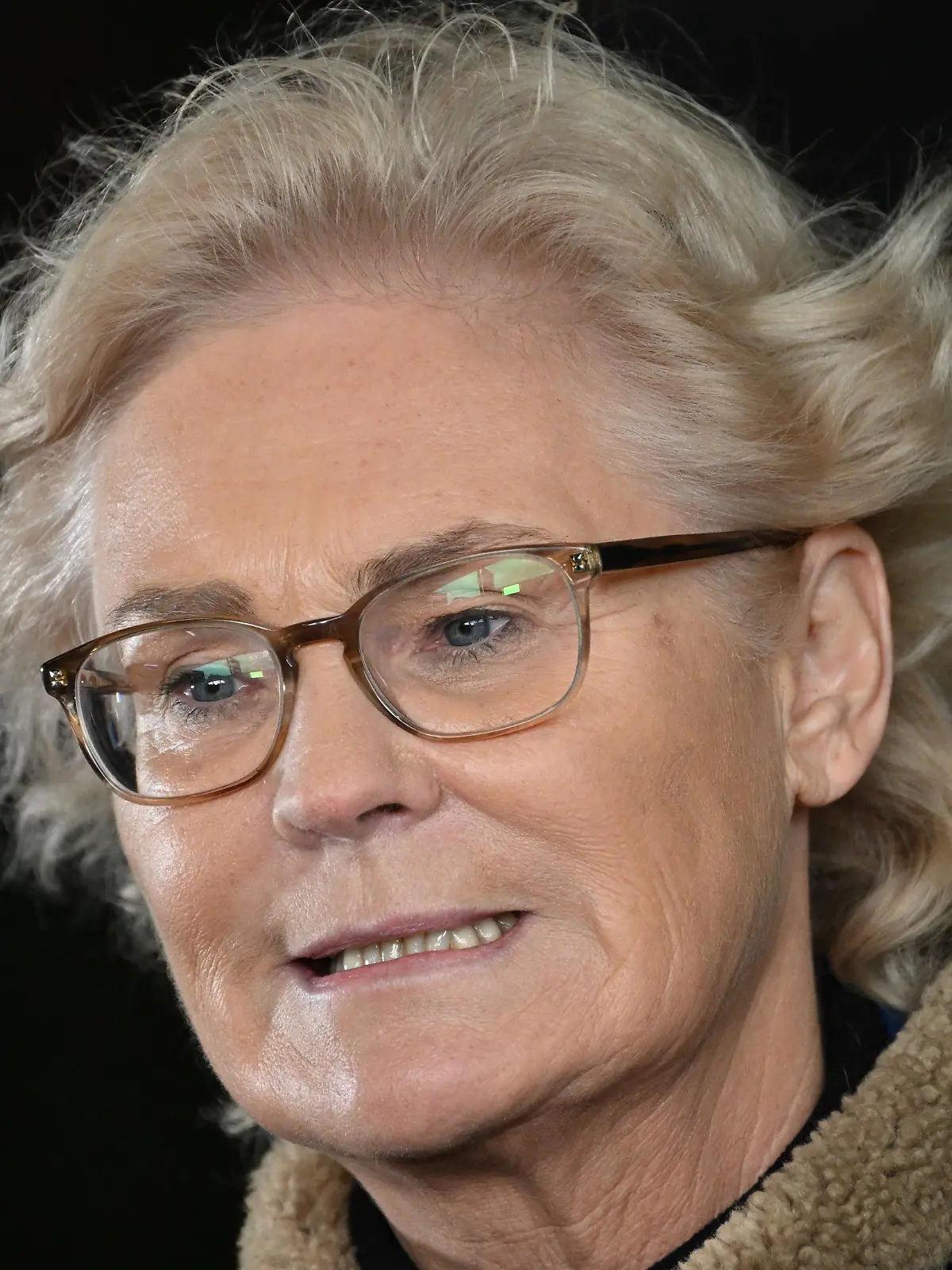 ARCHIV - 12.01.2023, Sachsen, Marienberg: Christine Lambrecht (SPD), Bundesministerin der Verteidigung steht beim Besuch des Panzergrenadierbataillons 371 in der der Erzgebirgskaserne und spricht zu Journalisten. Foto: Robert Michael/dpa +++ dpa-Bildfunk +++