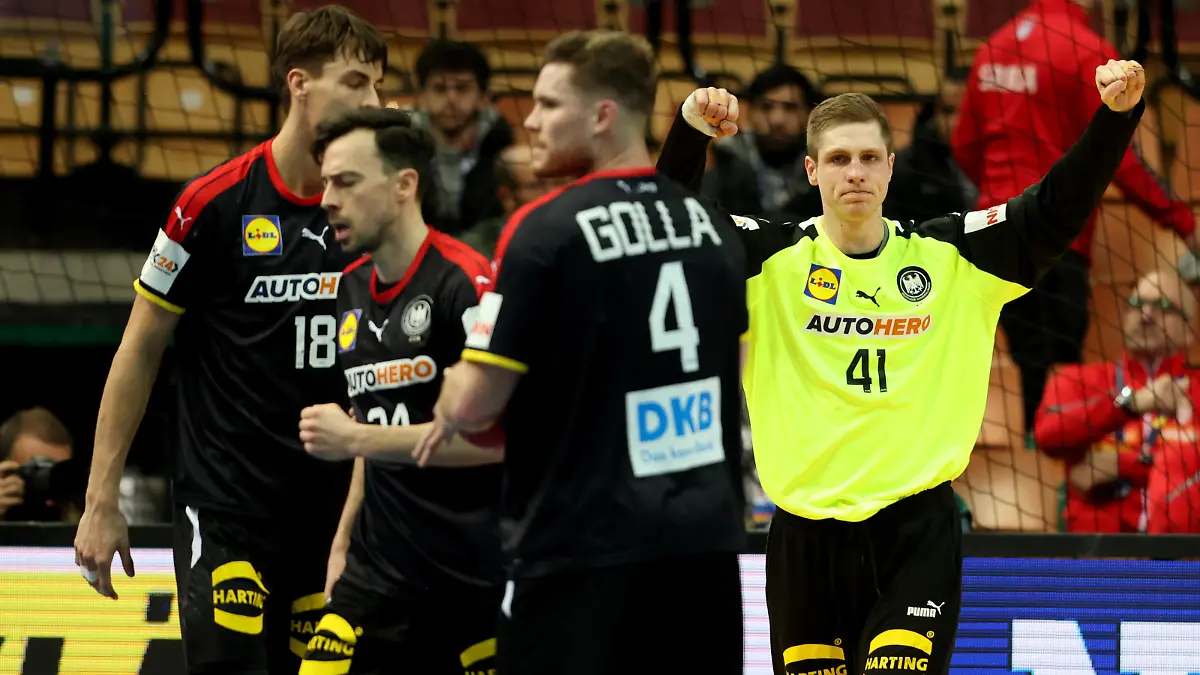 Handball: WM, Deutschland - Serbien, Vorrunde, Gruppe E, 2. Spieltag, im Spodek Kattowitz. Deutschlands Julian Köster (l-r), Deutschlands Patrick Groetzki, Deutschlands Johannes Golla und Deutschlands Torwart Joel Birlehm jubeln.