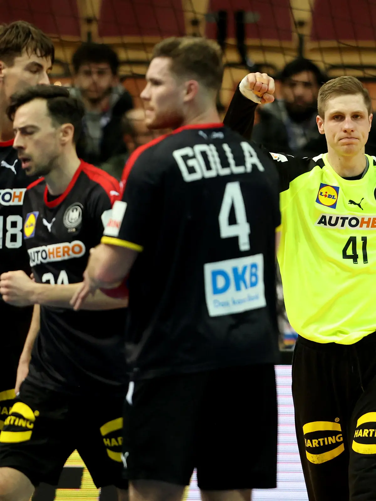 Handball: WM, Deutschland - Serbien, Vorrunde, Gruppe E, 2. Spieltag, im Spodek Kattowitz. Deutschlands Julian Köster (l-r), Deutschlands Patrick Groetzki, Deutschlands Johannes Golla und Deutschlands Torwart Joel Birlehm jubeln.