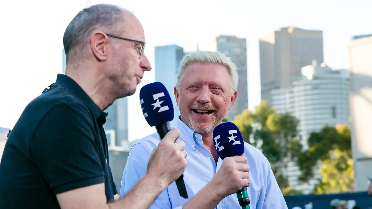 ARCHIV - 30.01.2020, Australien, Melbourne: Tennis: Grand Slam, Australian Open. Eurosport-Moderator Matthias Stach (l) und TV-Experte Boris Becker sind vor der Kamera im Gespräch. Bei den Australian Open 2023 ist das Duo wieder vereint. (zu dpa: «Boris Becker is back: «Meine größte Leidenschaft»») Foto: Frank Molter/dpa +++ dpa-Bildfunk +++