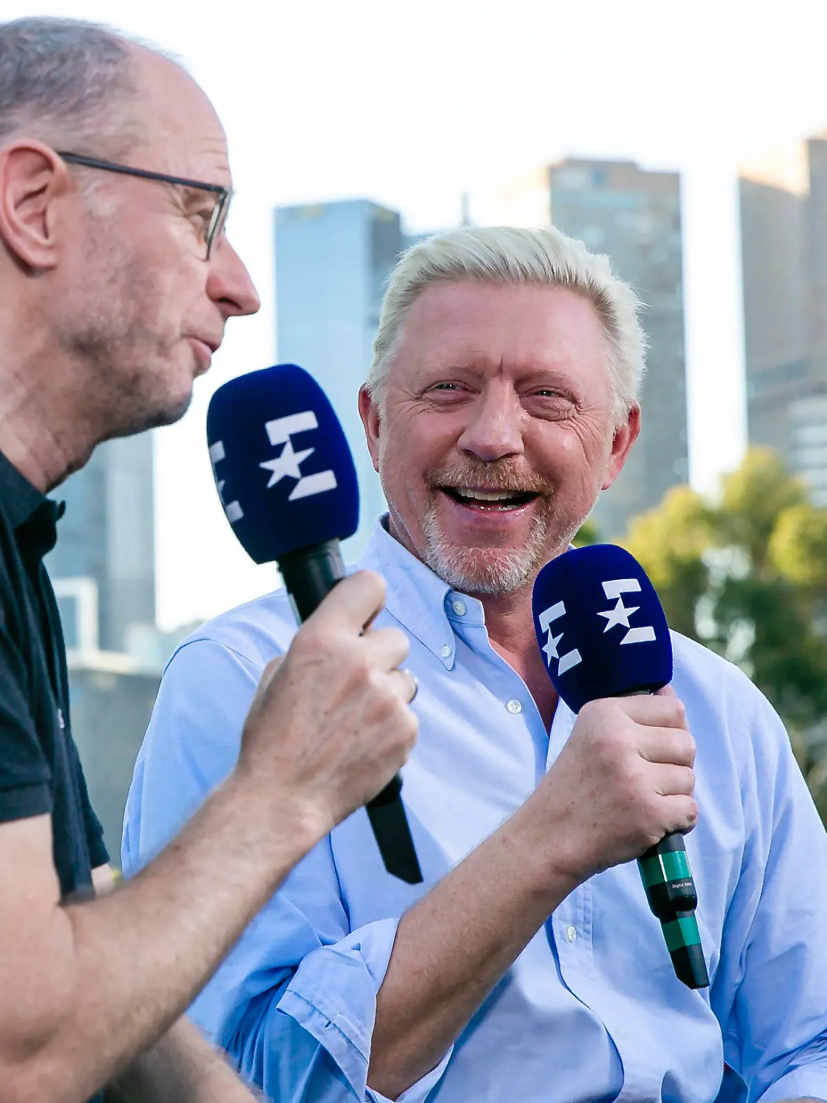 ARCHIV - 30.01.2020, Australien, Melbourne: Tennis: Grand Slam, Australian Open. Eurosport-Moderator Matthias Stach (l) und TV-Experte Boris Becker sind vor der Kamera im Gespräch. Bei den Australian Open 2023 ist das Duo wieder vereint. (zu dpa: «Boris Becker is back: «Meine größte Leidenschaft»») Foto: Frank Molter/dpa +++ dpa-Bildfunk +++