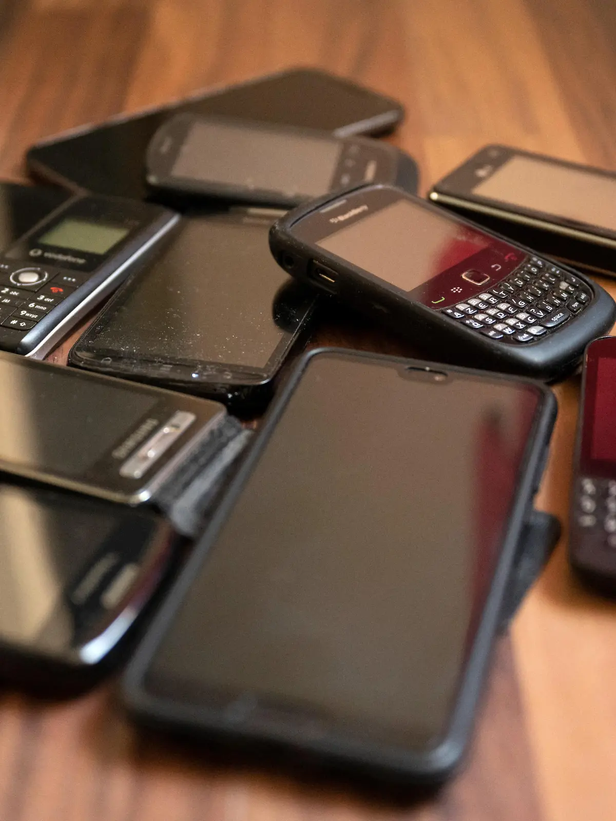 Ungenutzte Handys liegen auf dem Boden. In Deutschland nutzen knapp 70 Millionen Menschen ein Smartphone - und viele von ihnen haben noch ein oder mehrere alte Geräte ungenutzt in der Schublade liegen.