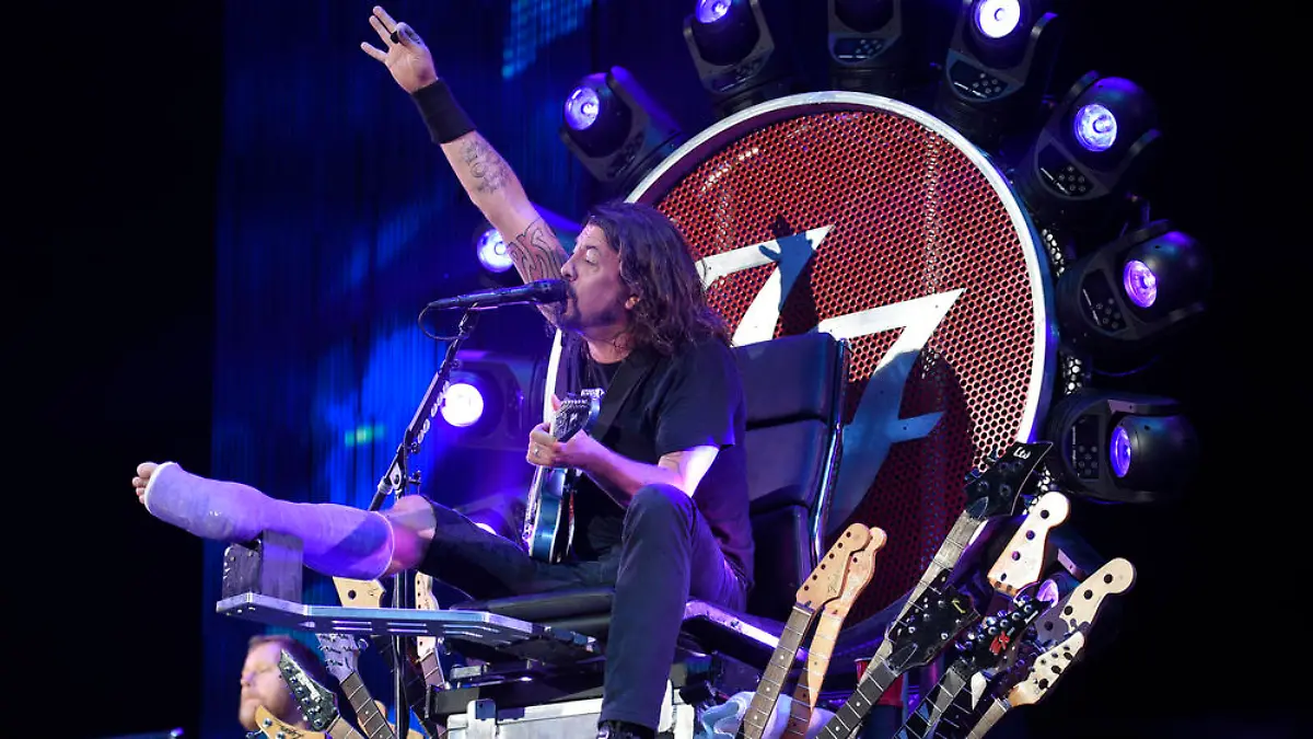 Foo-Fighters-Sänger Dave Grohl liefert auch mit gebrochenen Bein eine grandiose Show