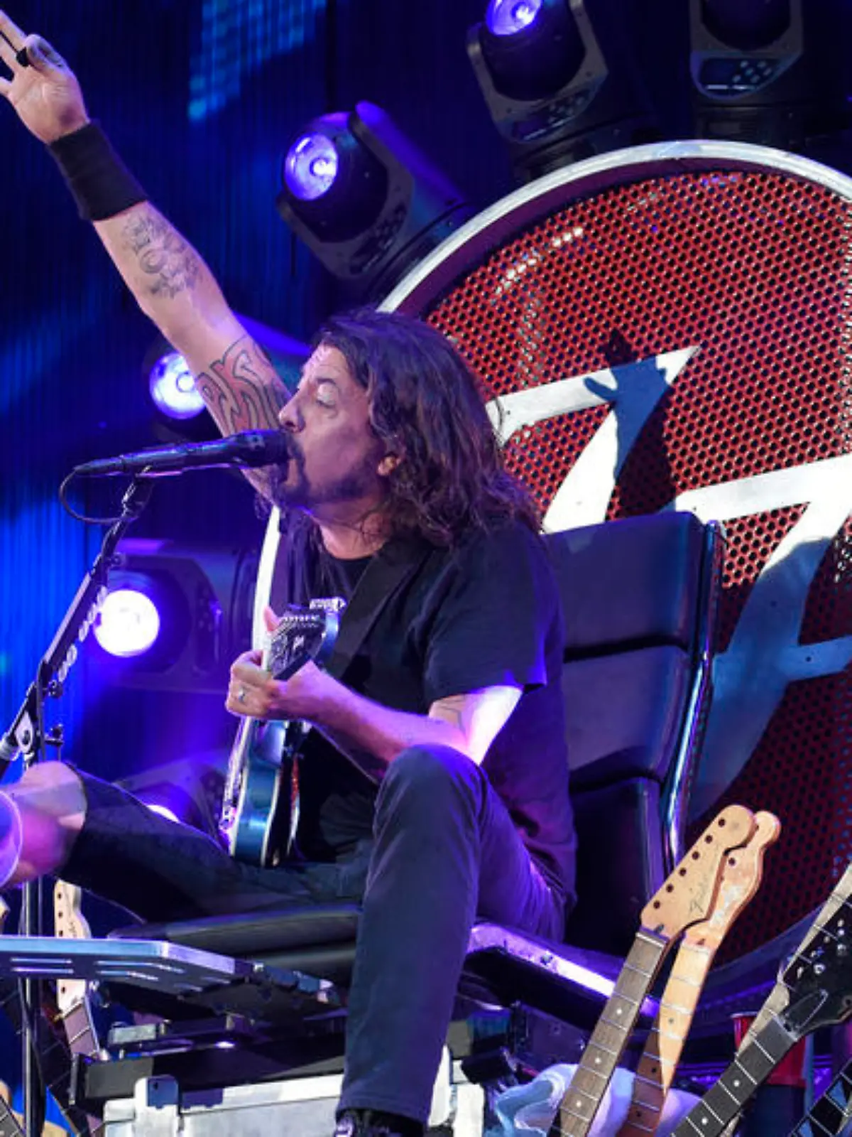 Foo-Fighters-Sänger Dave Grohl liefert auch mit gebrochenen Bein eine grandiose Show