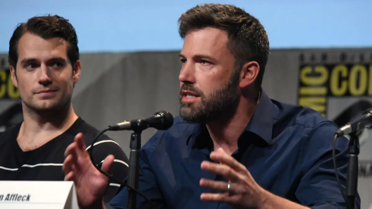 Ben Affleck trägt beim Gespräch mit den Fans auf der Comic Con seinen Ehering