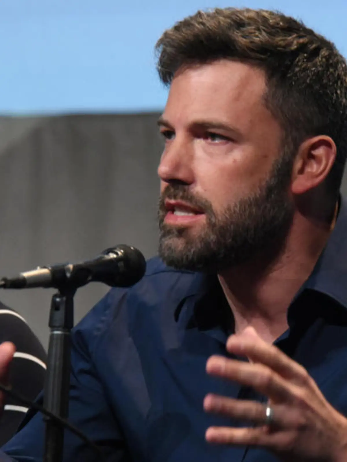 Ben Affleck trägt beim Gespräch mit den Fans auf der Comic Con seinen Ehering