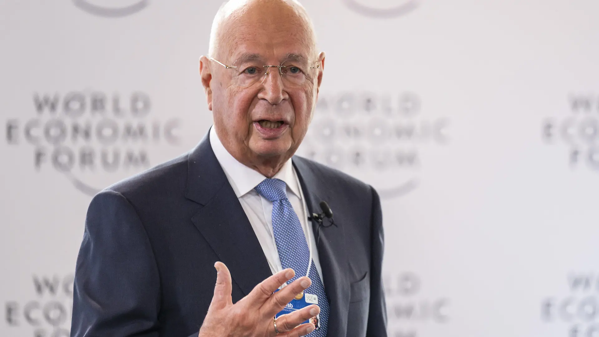 ARCHIV - 23.05.2022, Schweiz, Davos: Klaus Schwab, Gründer und Exekutivvorsitzender des Weltwirtschaftsforums, spricht bei einer Podiumsdiskussion während des 51. Jahrestreffens des Weltwirtschaftsforums (WEF) in Davos. Über das Weltwirtschaftsforum in Davos werden seit Jahren Falschbehauptungen verbreitet. Besonders seit der Corona-Pandemie vereinen sich viele Verschwörungsmythen zu einer Super-Erzählung. (zu dpa "Feindbild Davos - Verschwörungsanhänger und das Weltwirtschaftsforum") Foto: Laurent Gillieron/KEYSTONE/dpa +++ dpa-Bildfunk +++