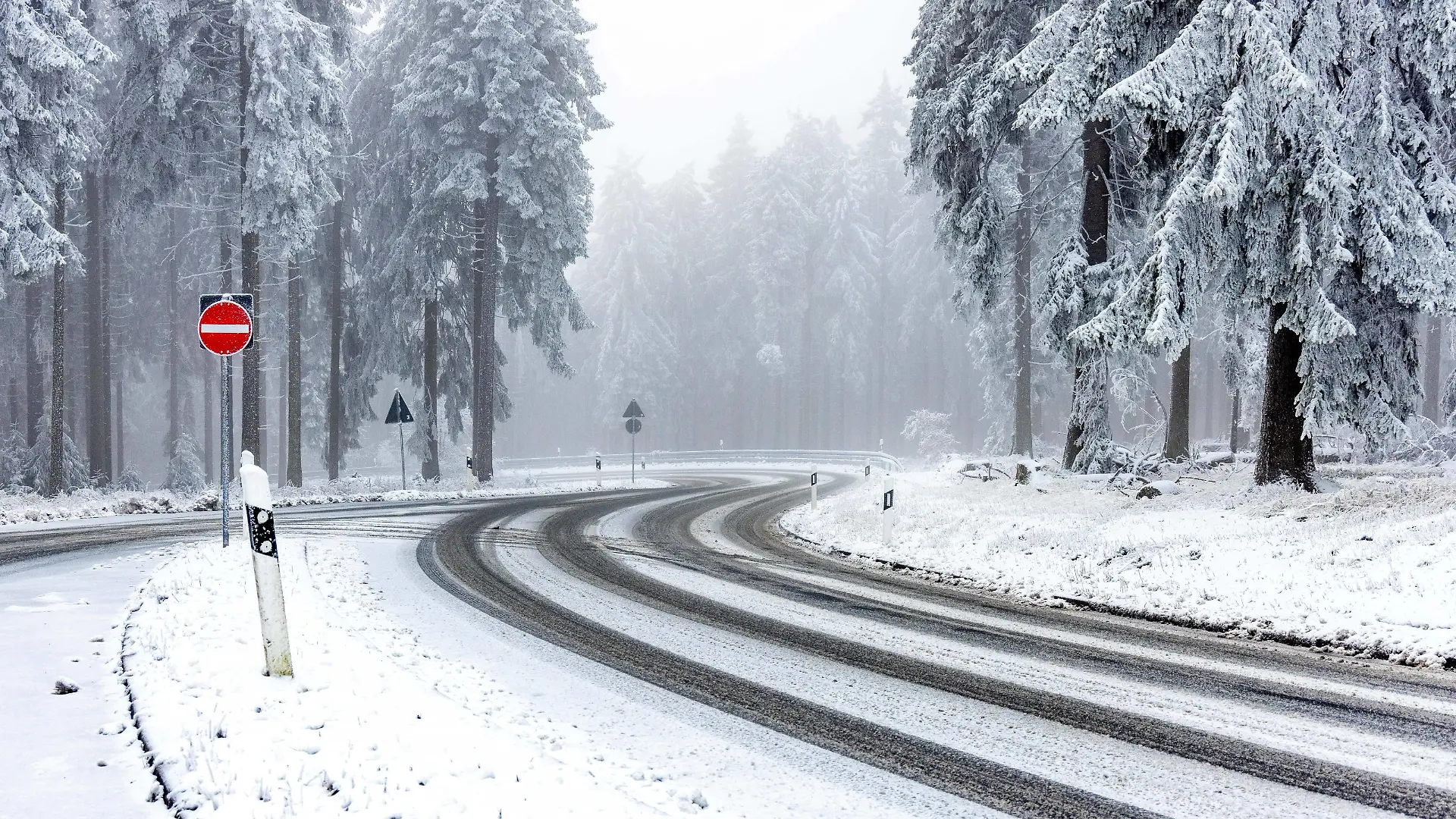 Schnee im Taunus Winterlich zeigt sich die Landschaft am Großen Feldberg im Taunus nach einem Schneeschauer und mit dickem Raureif an den Bäumen und Sträuchern. Achtung: Kennzeichen wurde verpixelt, Schmitten Hessen Deutschland *** Snow in the Taunus Winterlich shows the landscape at the Großer Feldberg in the Taunus after a snow shower and with thick hoarfrost on the trees and bushes Attention license plate was pixelated, Schmitten Hesse Germany