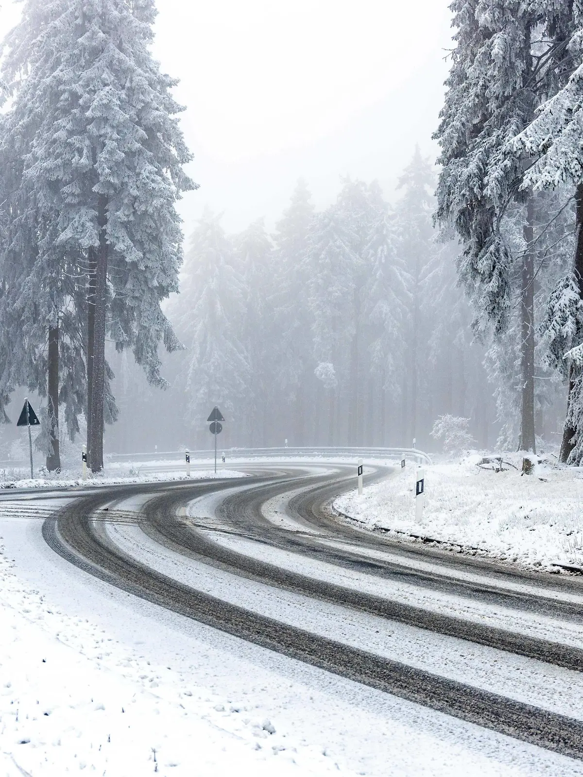  Schnee im Taunus Winterlich zeigt sich die Landschaft am Großen Feldberg im Taunus nach einem Schneeschauer und mit dickem Raureif an den Bäumen und Sträuchern. Achtung: Kennzeichen wurde verpixelt, Schmitten Hessen Deutschland *** Snow in the Taunus Winterlich shows the landscape at the Großer Feldberg in the Taunus after a snow shower and with thick hoarfrost on the trees and bushes Attention license plate was pixelated, Schmitten Hesse Germany