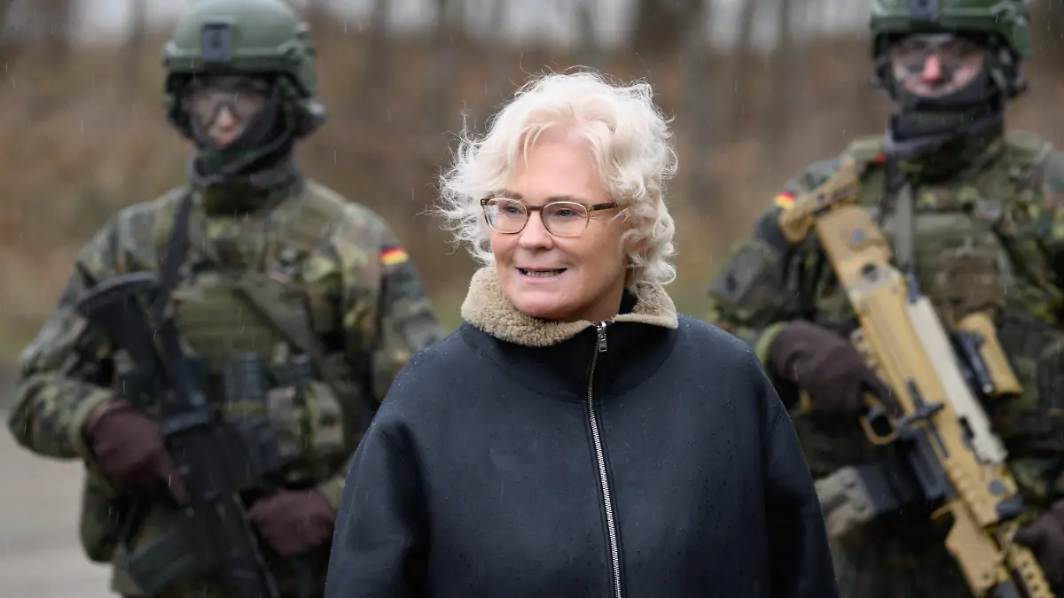 12.01.2023, Sachsen, Marienberg: Christine Lambrecht (SPD), Bundesministerin der Verteidigung,  geht beim Besuch des Panzergrenadierbataillons 371 in der Erzgebirgskaserne an Soldaten vorbei. Neben einer Präsentation der Leistungsfähigkeit der Panzergrenadiere mit ihren Schützenpanzern Marder will die Ministerin vor allem Gespräche mit den für die Schnelle Eingreiftruppe der Nato (VJTF) eingesetzten Soldaten führen. Foto: Robert Michael/dpa +++ dpa-Bildfunk +++
