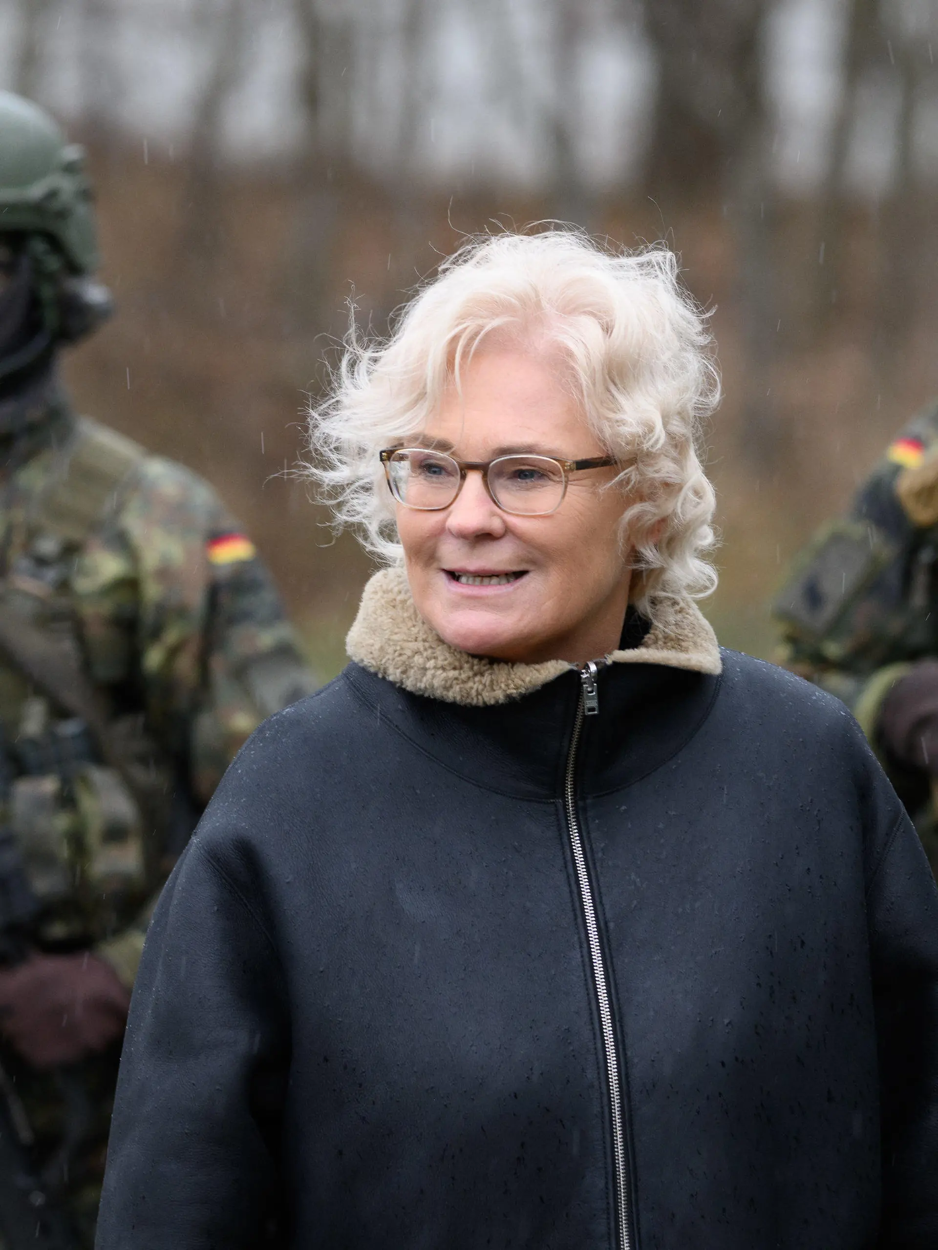 12.01.2023, Sachsen, Marienberg: Christine Lambrecht (SPD), Bundesministerin der Verteidigung,  geht beim Besuch des Panzergrenadierbataillons 371 in der Erzgebirgskaserne an Soldaten vorbei. Neben einer Präsentation der Leistungsfähigkeit der Panzergrenadiere mit ihren Schützenpanzern Marder will die Ministerin vor allem Gespräche mit den für die Schnelle Eingreiftruppe der Nato (VJTF) eingesetzten Soldaten führen. Foto: Robert Michael/dpa +++ dpa-Bildfunk +++