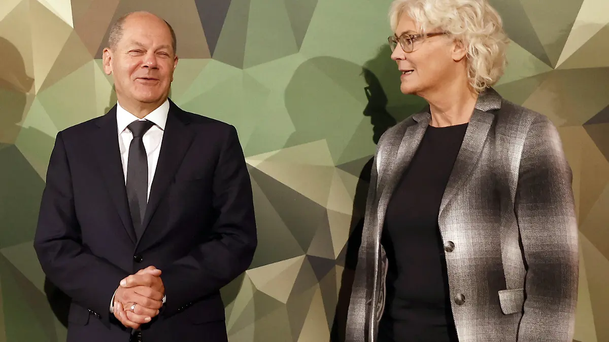 ARCHIV - 16.09.2022, Berlin: Bundeskanzler Olaf Scholz (SPD), und Christine Lambrecht (SPD), Verteidigungsministerin, vor Beginn der Bundeswehr-Tagung 2022 in Berlin. Foto: Carsten Koall/dpa +++ dpa-Bildfunk +++