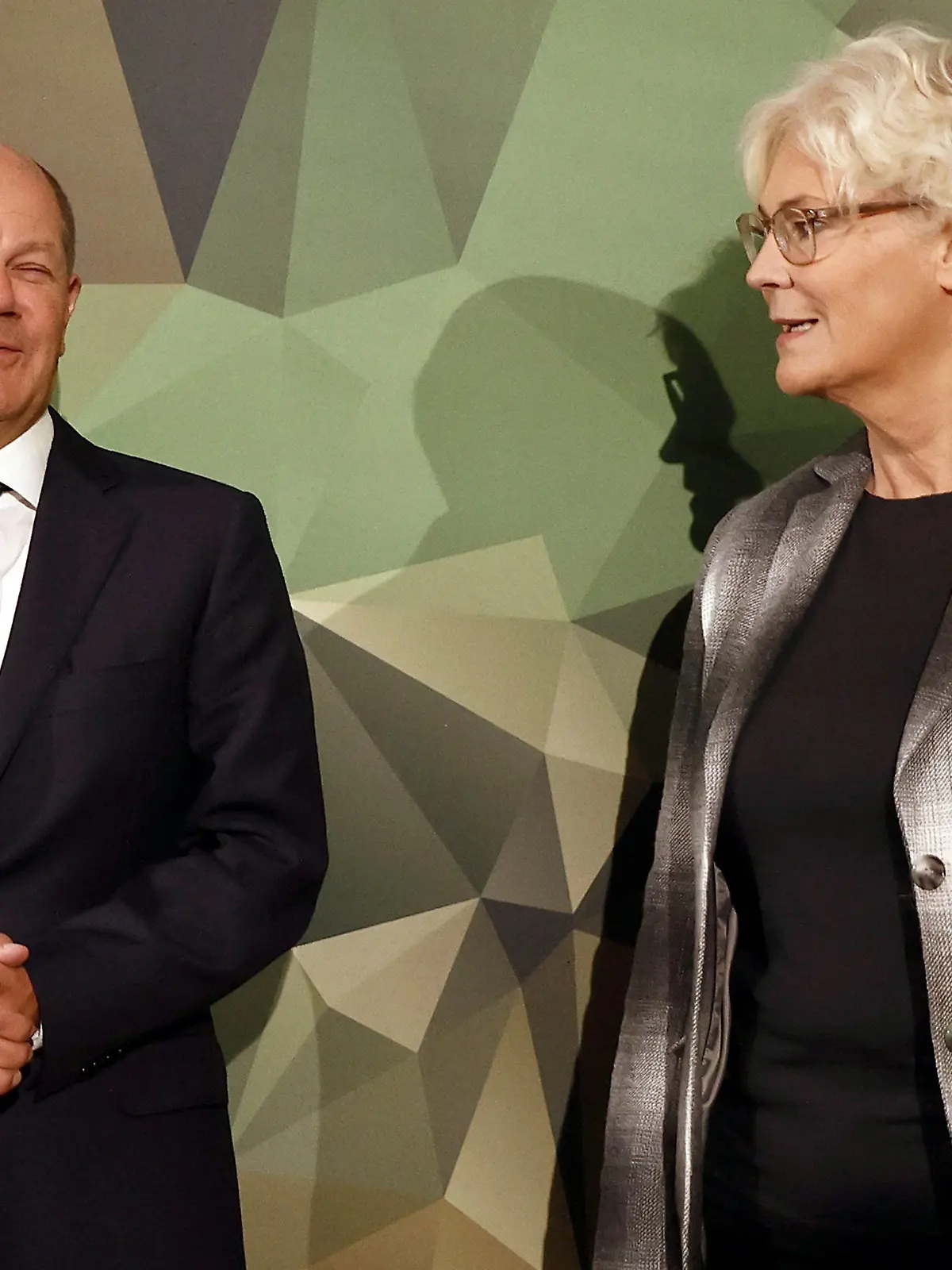 ARCHIV - 16.09.2022, Berlin: Bundeskanzler Olaf Scholz (SPD), und Christine Lambrecht (SPD), Verteidigungsministerin, vor Beginn der Bundeswehr-Tagung 2022 in Berlin. Foto: Carsten Koall/dpa +++ dpa-Bildfunk +++