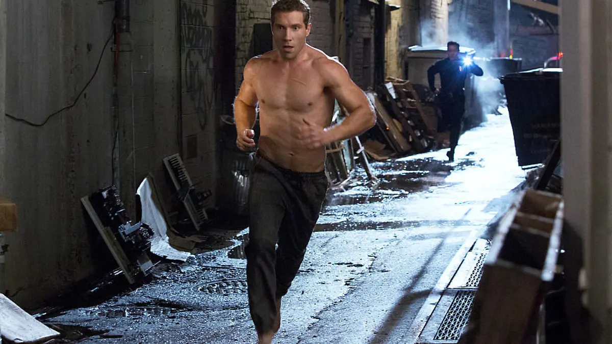 Kyle Reese (Jay Courtney) hechtet in eine ungewisse Zukunft.