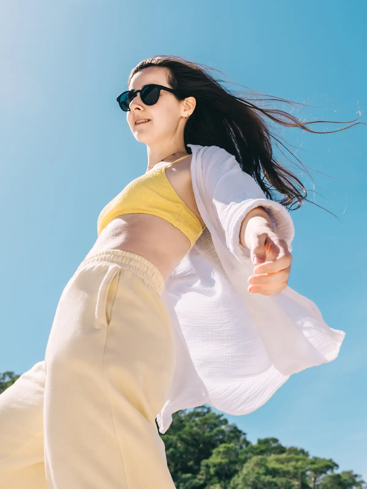 Buttergelb ist die Trendfarbe 2025 – und dieser Sneaker bringt frischen Wind in jede Sommer-Garderobe!