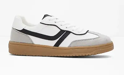 Weiße Sneaker mit schwarzen Details