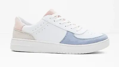 Sneaker mit Details in Pastelltönen