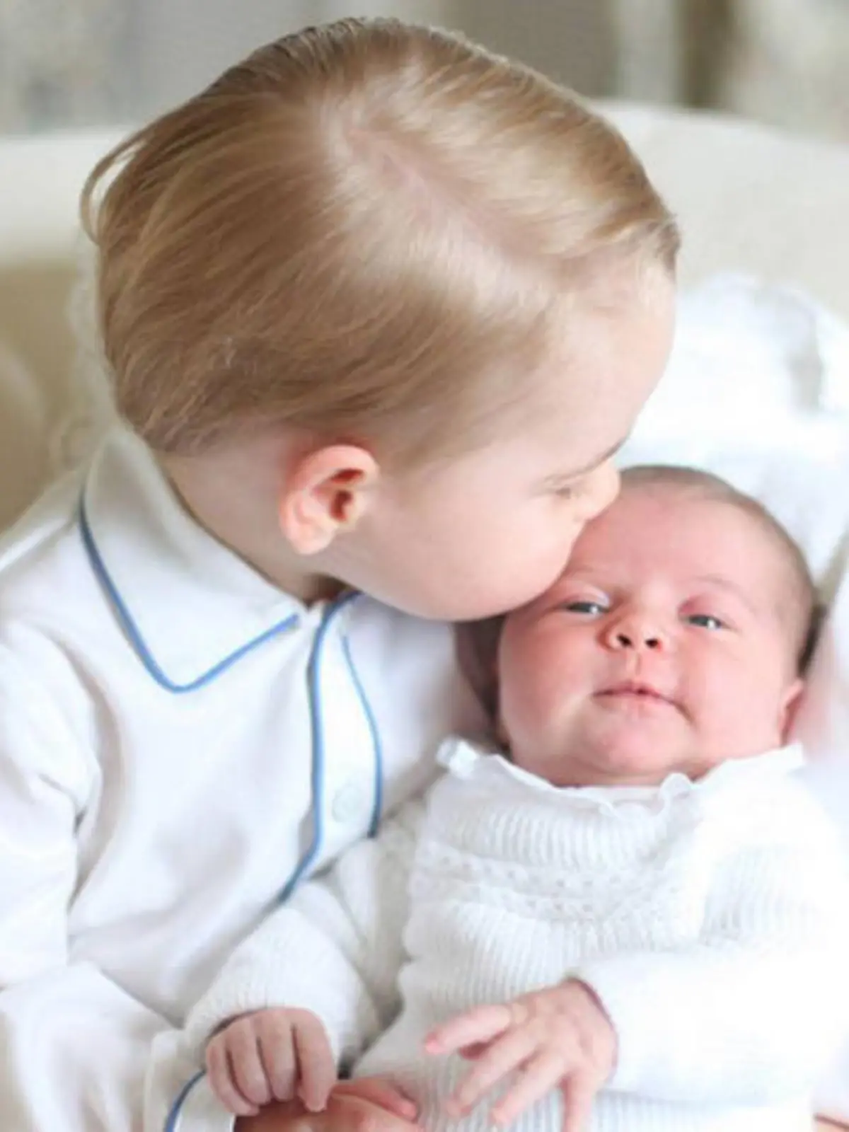 Auch Prinz George hat anscheinend einen richtigen Narren an seiner kleinen Schwester Charlotte gefressen