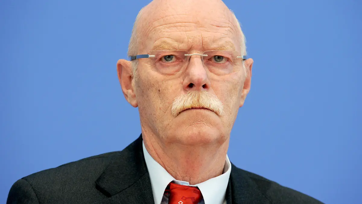 ARCHIV - Peter Struck (SPD), ehemaliger Bundesverteidigungsminister, aufgenommen am 19.04.2011 in Berlin. Foto: Tim Brakemeier dpa +++(c) dpa - Bildfunk+++