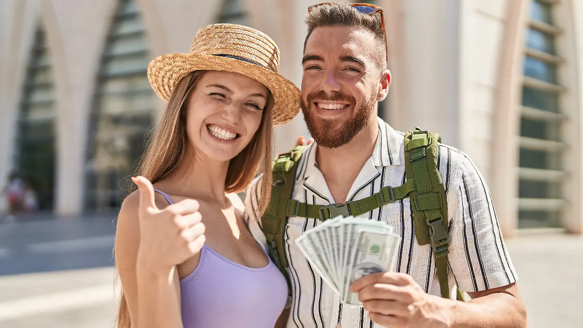 Junges Paar im Urlaub, Geld sparen, Urlaubs-Budget, Sightseeing.