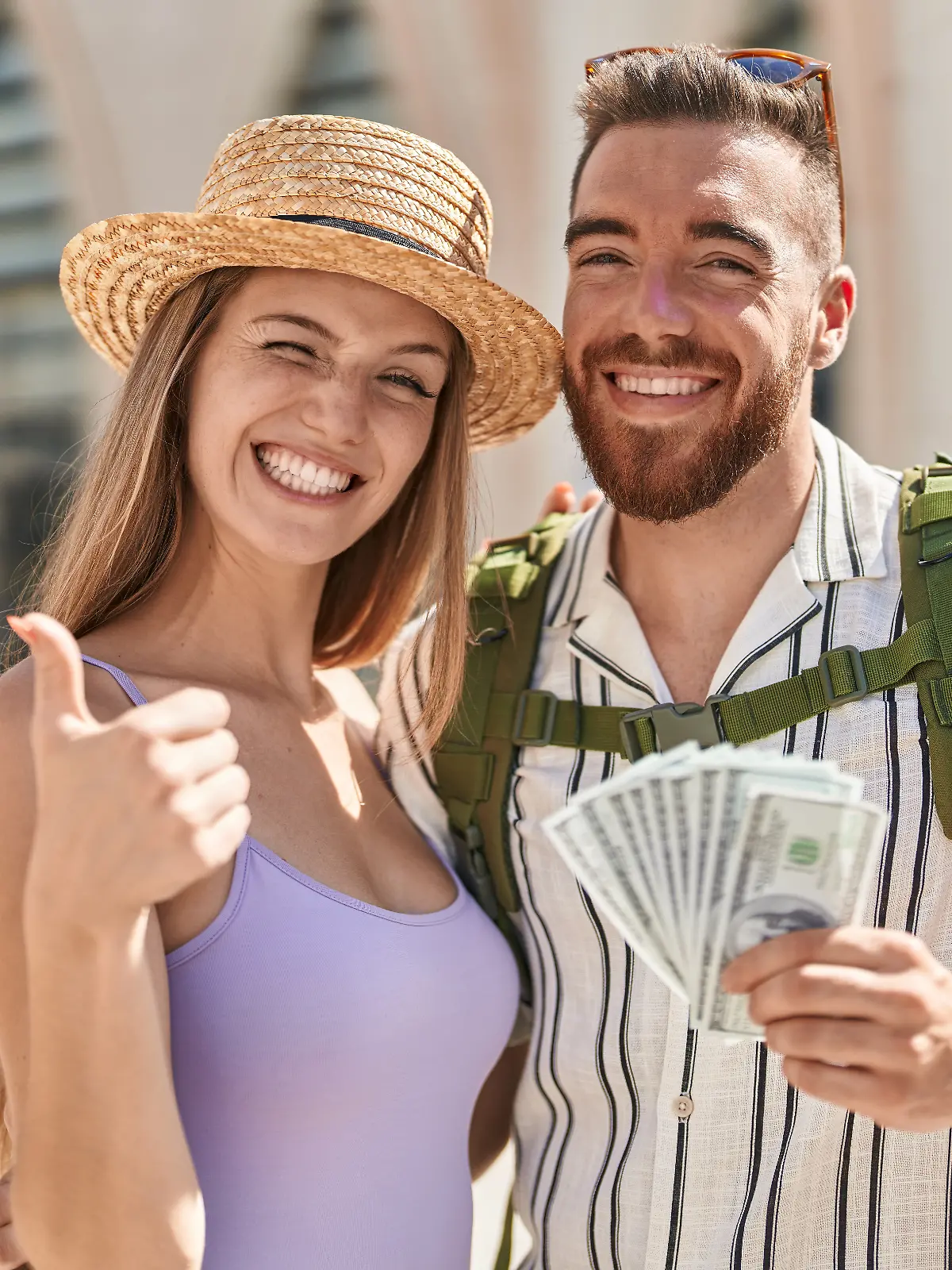 Junges Paar im Urlaub, Geld sparen, Urlaubs-Budget, Sightseeing.
