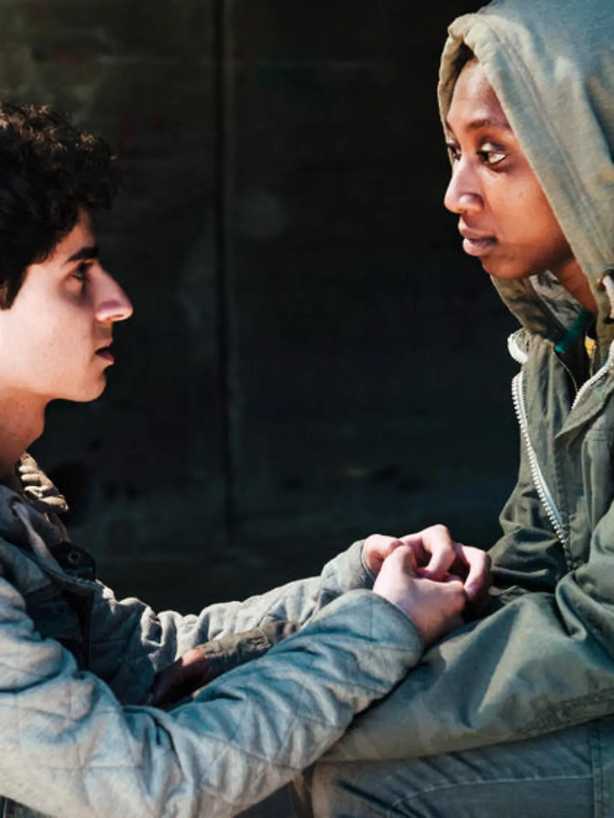Die beiden Jugendlichen Navid (Rauand Taleb) und Jola (Marie-Hélène Boyd) sind als Minderjährige ohne ihre Eltern in die Schweiz geflüchtet. Navid aus Syrien, Jola aus Nigeria.