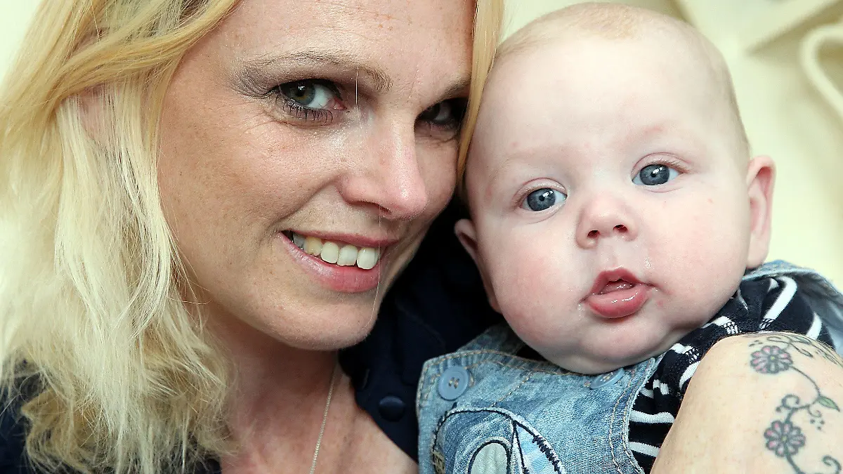 Furchtbar! Dawn Capell wäre beinahe bei der Geburt ihres Sohnes gestorben! - Dawn Capell nearly died giving birth to Cassius Lawrence-Capell because she suffers from Placenta-Eccreta. A brave mum who said farewell to her partner and new born baby as she lay close to death has shared her story in a bid to support others. See NTI story NTIBIRTH. Dawn Capell received ten units of blood after a serious haemorrhage delivering baby Cassius. Mrs Capell was saved thanks to transfusion of ten units of blood and now she wants to alert other expectant mothers to the dangers of the condition she suffered, placenta accreta.