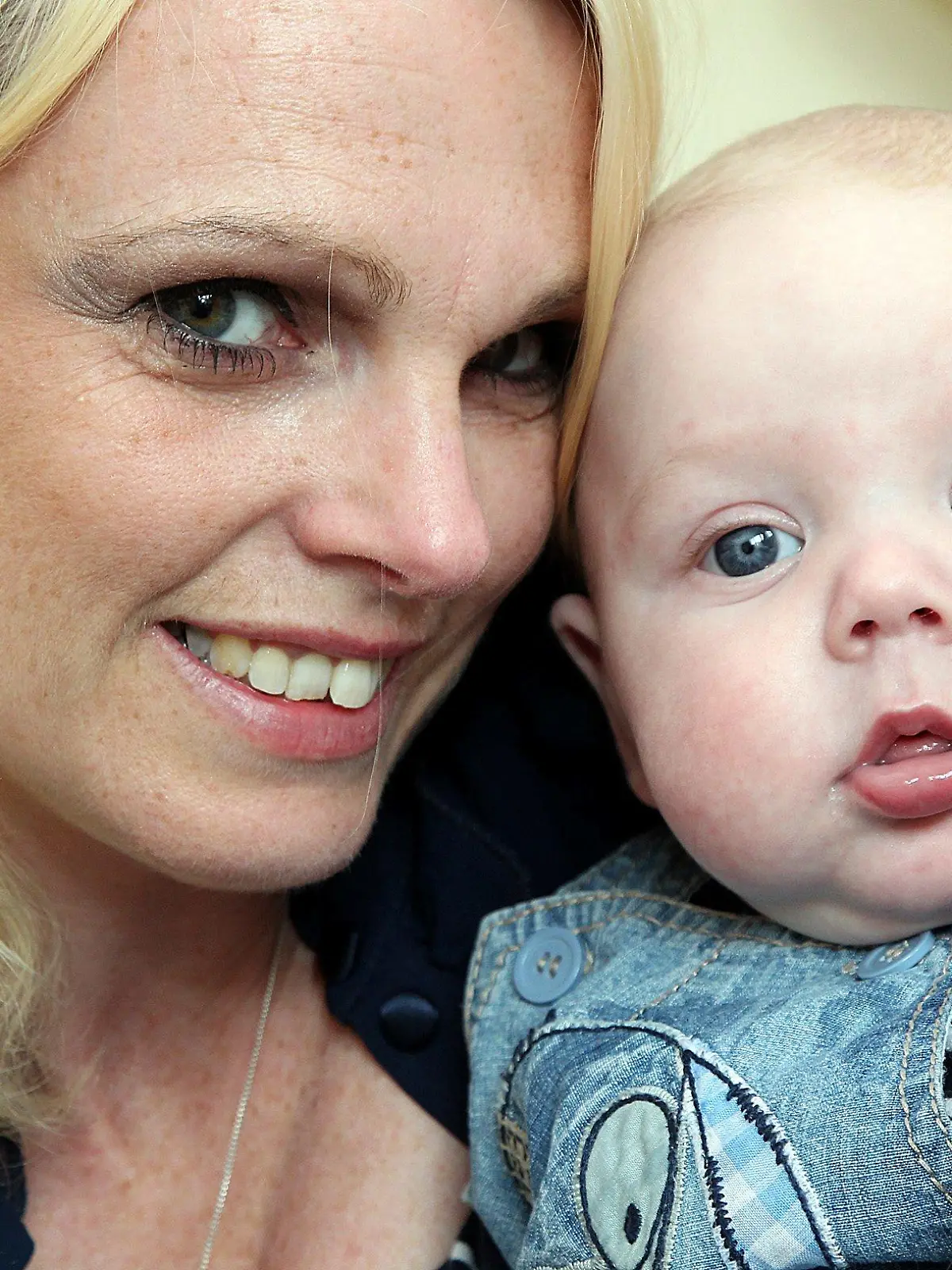 Furchtbar! Dawn Capell wäre beinahe bei der Geburt ihres Sohnes gestorben! - Dawn Capell nearly died giving birth to Cassius Lawrence-Capell because she suffers from Placenta-Eccreta.  A brave mum who said farewell to her partner and new born baby as she lay close to death has shared her story in a bid to support others.  See NTI story NTIBIRTH.  Dawn Capell received ten units of blood after a serious haemorrhage delivering baby Cassius.  Mrs Capell was saved thanks to transfusion of ten units of blood and now she wants to alert other expectant mothers to the dangers of the condition she suffered, placenta accreta.