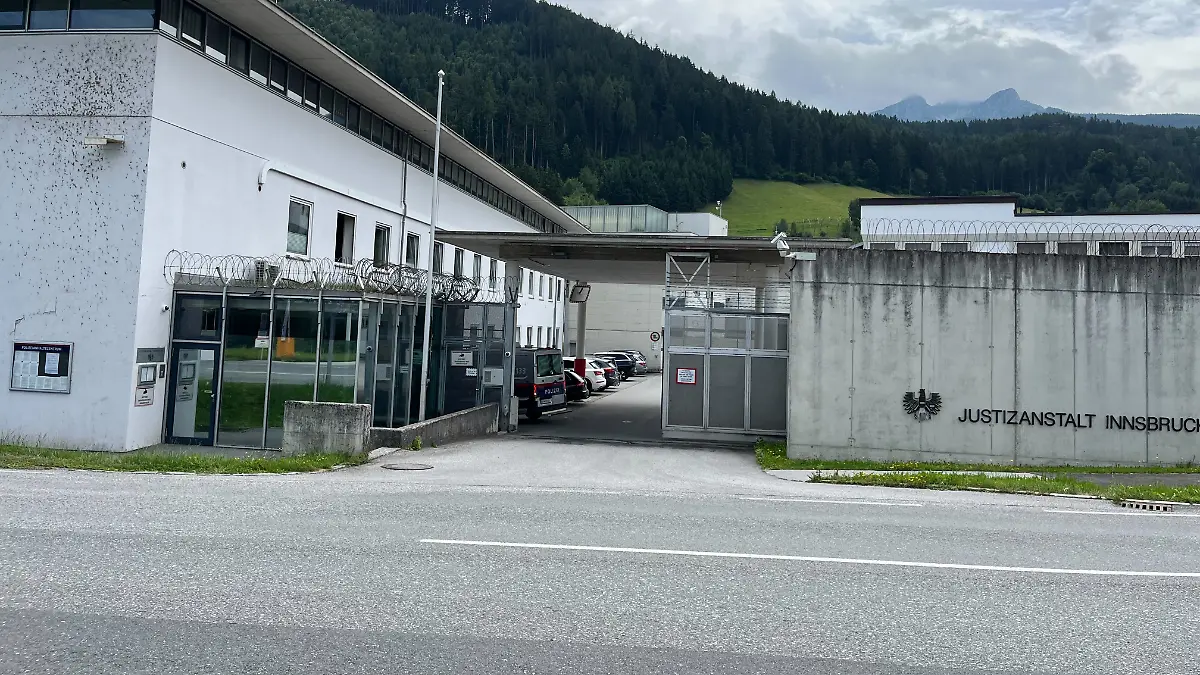 Gegen Mittag taucht dann der Transporter, in dem Jimi Blue Ochsenknecht sitzt, an der JVA auf.