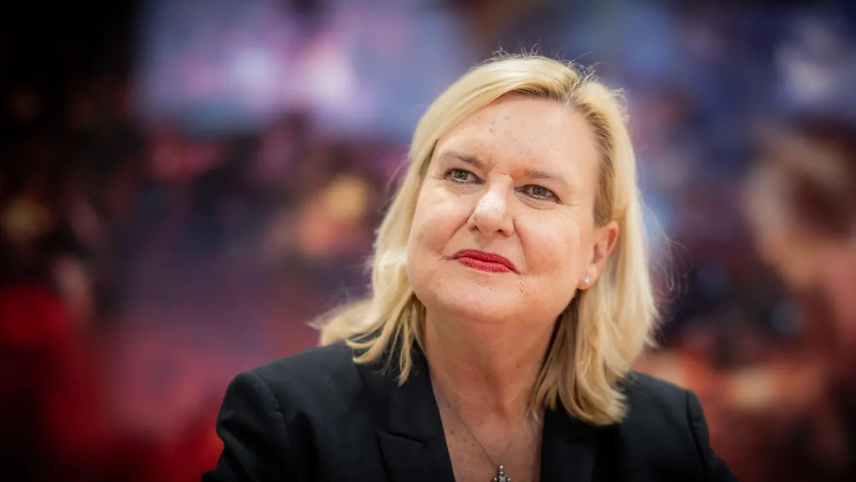 PRODUKTION - 30.11.2022, Berlin: Eva Högl (SPD), Wehrbeauftragte des Deutscher Bundestag, aufgenommen bei einem Interview mit der dpa Deutsche Presse-Agentur.  (zu dpa: «Wehrbeauftragte will mehrjährigen Fahrplan für Munitionsbeschaffung») Foto: Michael Kappeler/dpa +++ dpa-Bildfunk +++