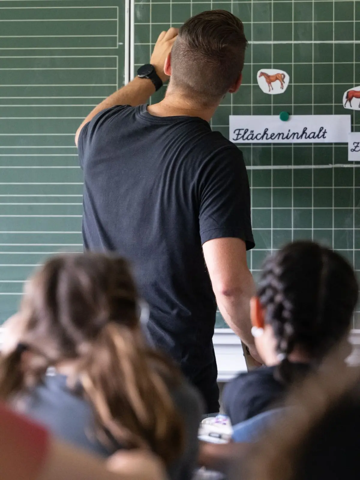 Bild zu: "Krankgeschriebener Lehrer tritt in Kochshows auf – Debatte im Landtag"