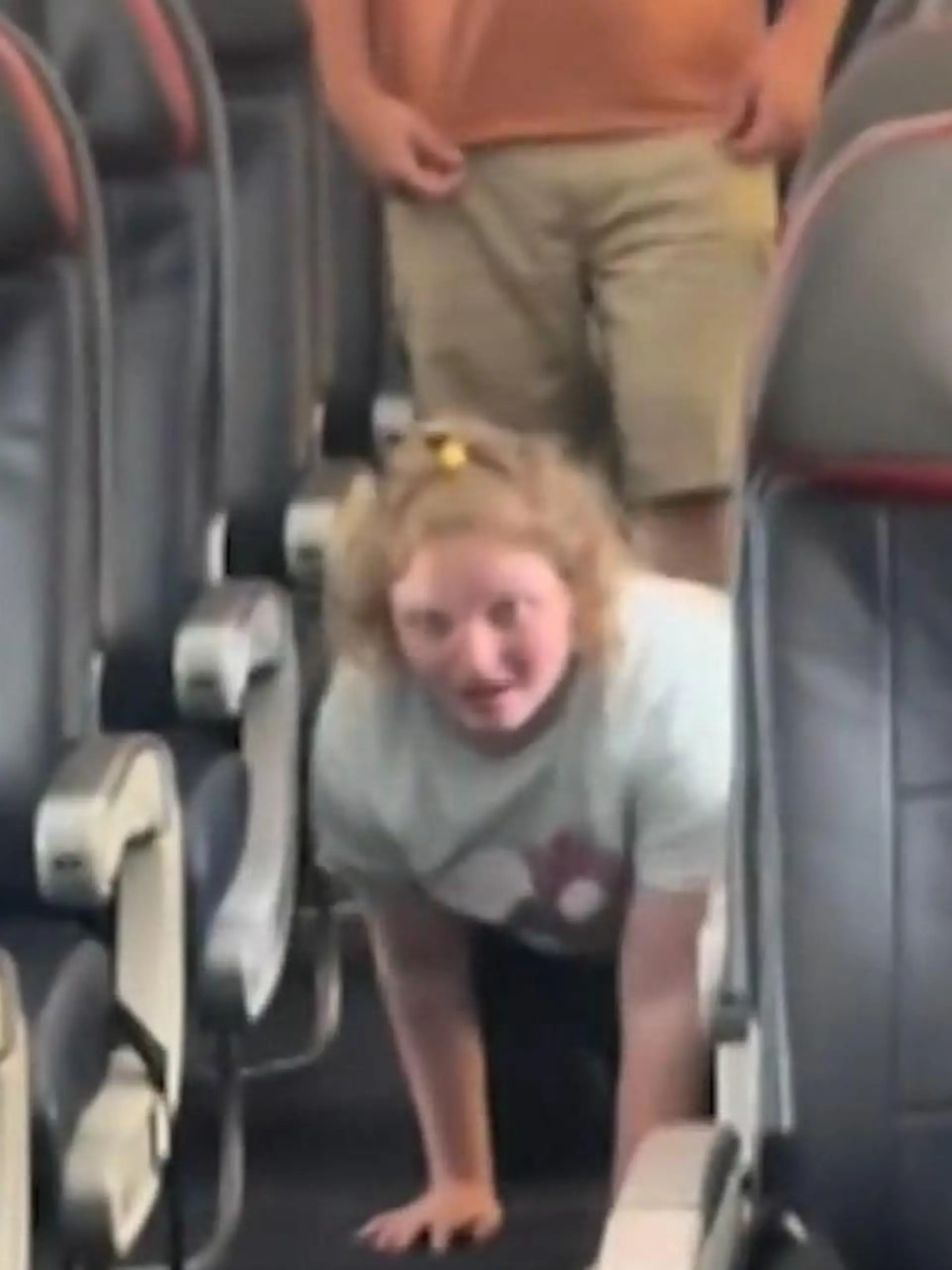 Mehrfach behinderte Ava muss aus Flugzeug kriechen!
