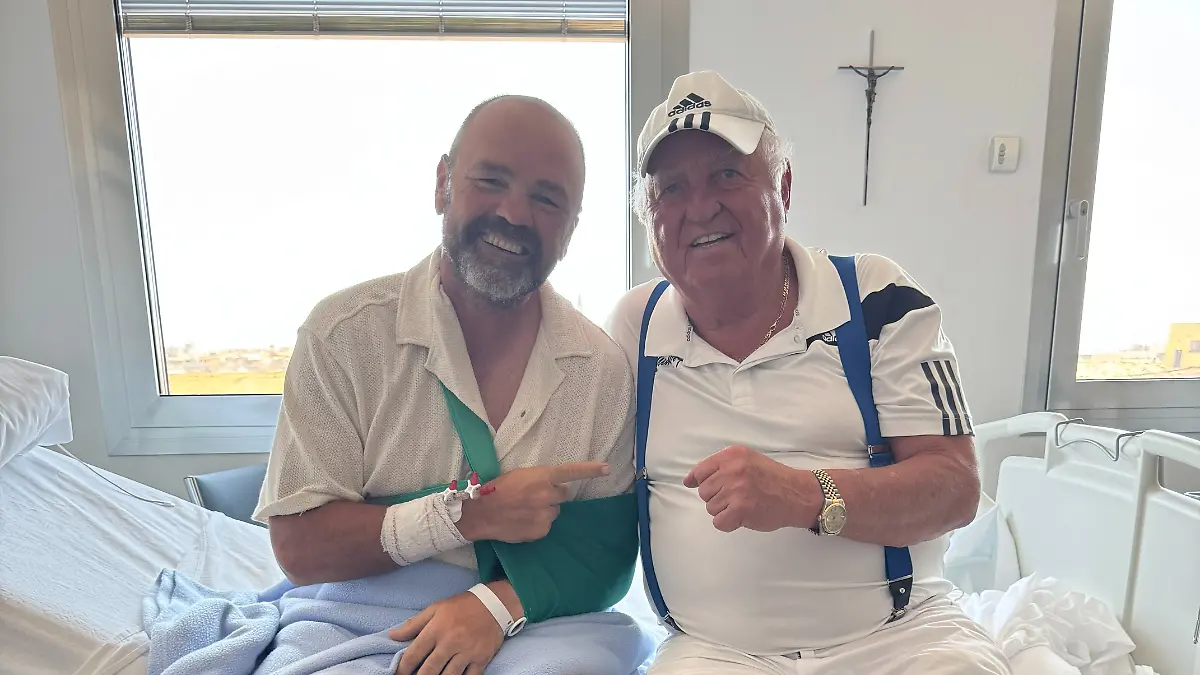 Sven Ottke (l) kann nach seinem Unfall schon wieder lachen. Sein ehemaliger Trainer Ulli Wegner besuchte ihn einen Tag nach dem Unfall im Krankenhaus.