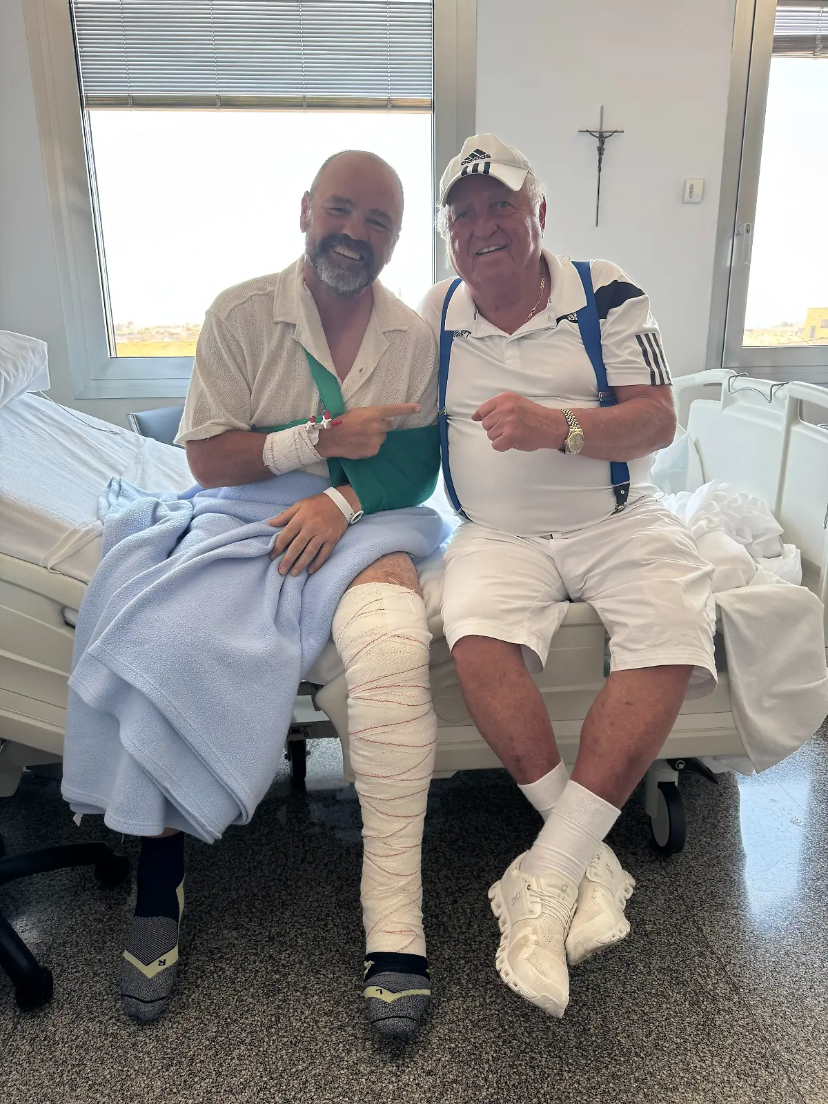 Sven Ottke (l) kann nach seinem Unfall schon wieder lachen. Sein ehemaliger Trainer Ulli Wegner besuchte ihn einen Tag nach dem Unfall im Krankenhaus.