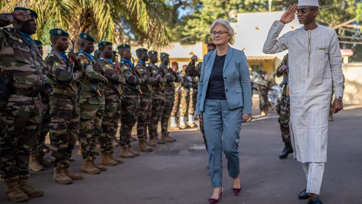 15.12.2022, Mali, Bamako: Christine Lambrecht (SPD), Verteidigungsministerin, geht neben Sadio Camara, ihrem Amtskollegen im Verteidigungsministerium in Mali. Lambrecht hält sich zu einem Besuch in Mali auf und besucht die Soldaten der Bundeswehr und führt politische Gespräche. Die Einsatzreise findet vor Weihnachten und nach der Entscheidung der Bundesregierung für einen Beginn des Abzugs vom kommenden Sommer an statt. Foto: Michael Kappeler/dpa +++ dpa-Bildfunk +++