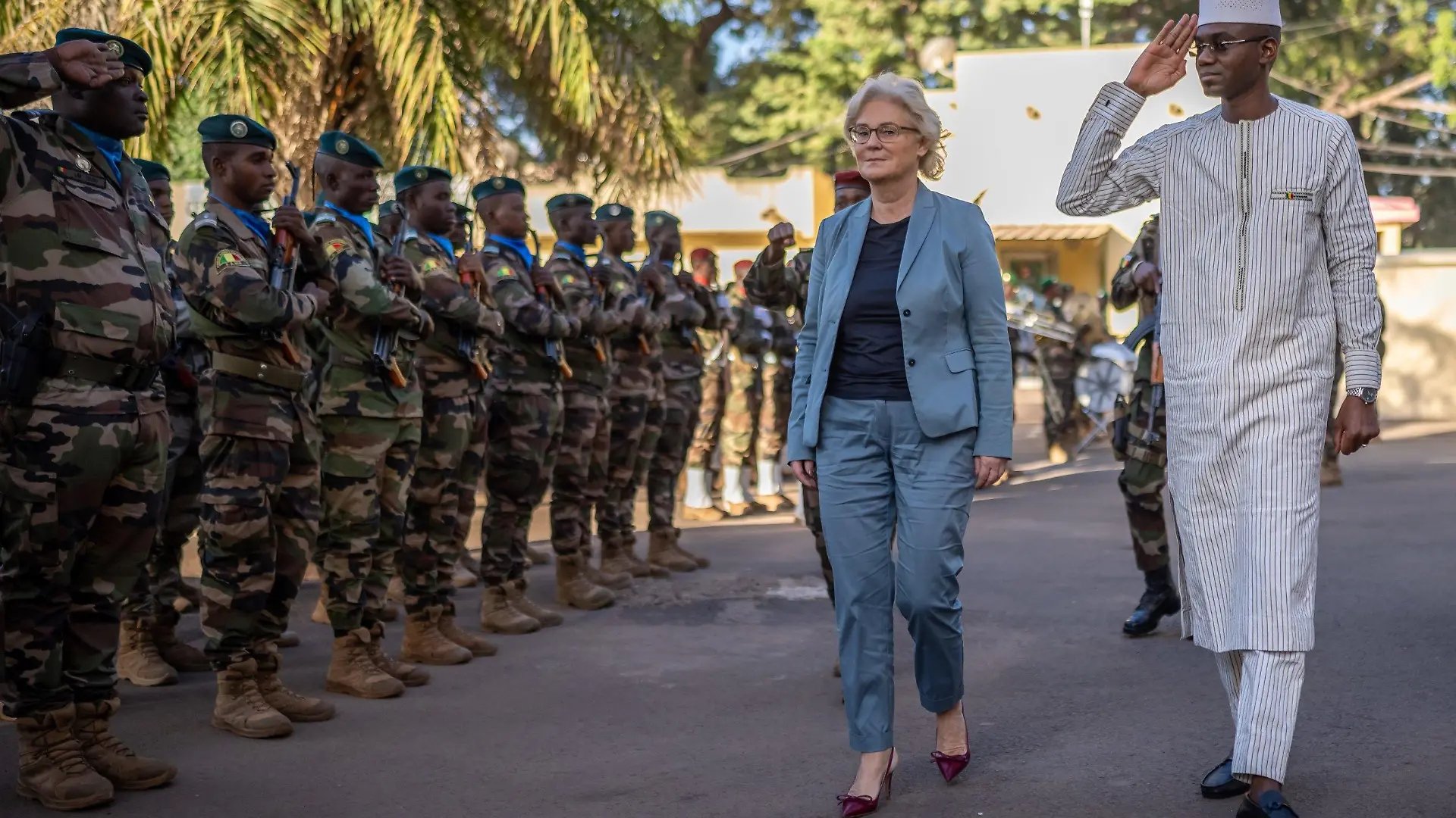 15.12.2022, Mali, Bamako: Christine Lambrecht (SPD), Verteidigungsministerin, geht neben Sadio Camara, ihrem Amtskollegen im Verteidigungsministerium in Mali. Lambrecht hält sich zu einem Besuch in Mali auf und besucht die Soldaten der Bundeswehr und führt politische Gespräche. Die Einsatzreise findet vor Weihnachten und nach der Entscheidung der Bundesregierung für einen Beginn des Abzugs vom kommenden Sommer an statt. Foto: Michael Kappeler/dpa +++ dpa-Bildfunk +++