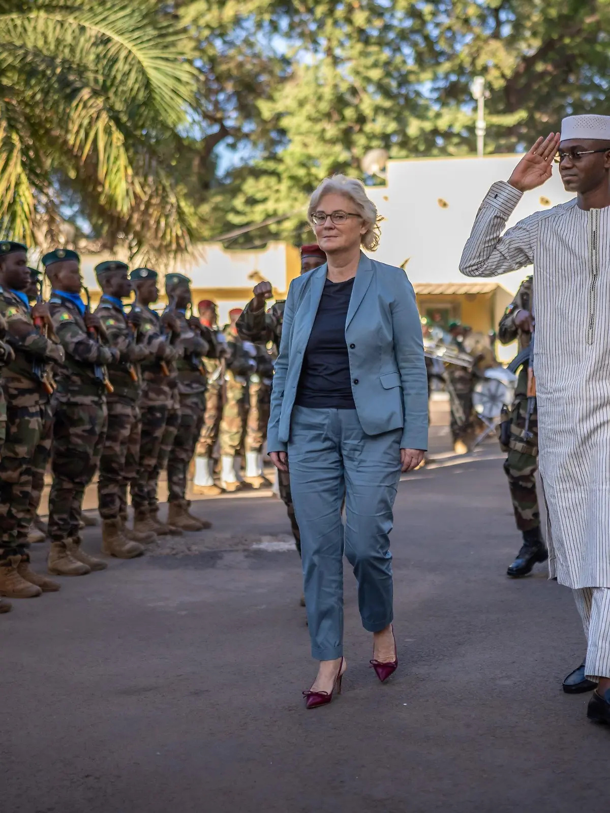 15.12.2022, Mali, Bamako: Christine Lambrecht (SPD), Verteidigungsministerin, geht neben Sadio Camara, ihrem Amtskollegen im Verteidigungsministerium in Mali. Lambrecht hält sich zu einem Besuch in Mali auf und besucht die Soldaten der Bundeswehr und führt politische Gespräche. Die Einsatzreise findet vor Weihnachten und nach der Entscheidung der Bundesregierung für einen Beginn des Abzugs vom kommenden Sommer an statt. Foto: Michael Kappeler/dpa +++ dpa-Bildfunk +++
